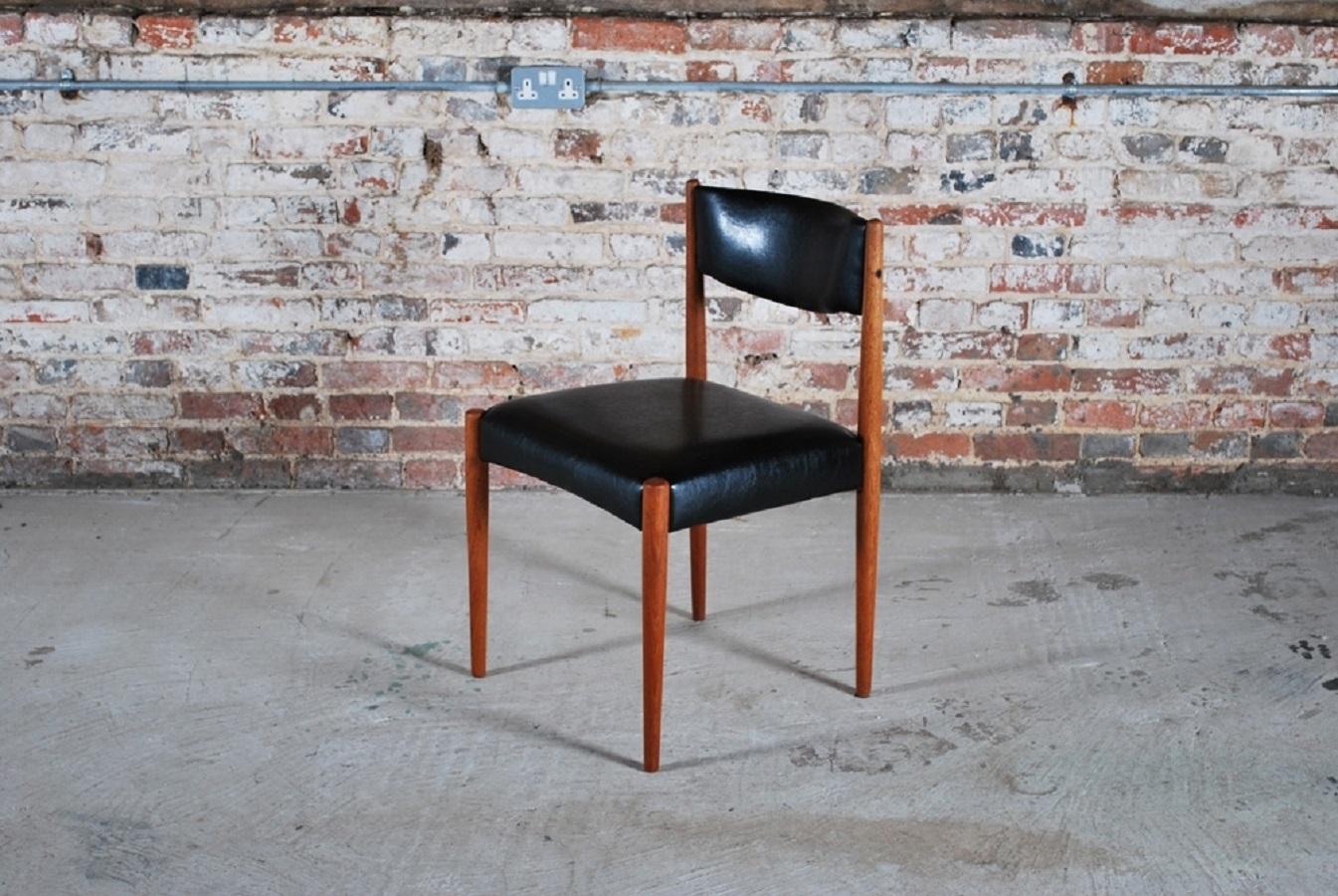 European Set of 4 Dutch Mid-Century Teak Dining Chairs, 20th Century For Sale