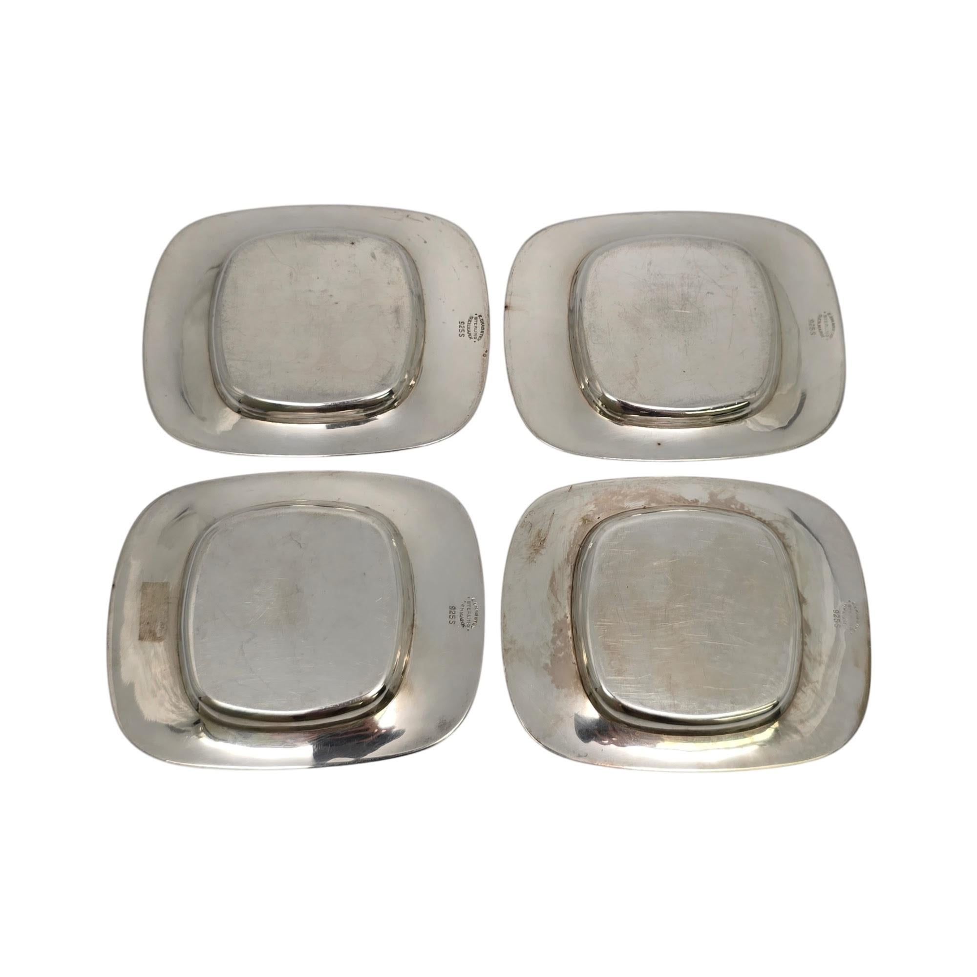 Set di 4 piatti piccoli in argento sterling con motivo Star/Stjerne di E. Dragsted, Danimarca.

Questi piccoli piatti presentano il motivo Star/Stjerne dell'argentiere reale danese Einar Dragsted.

Misura circa 3 7/8