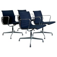 Ensemble de 4 chaises de bureau en aluminium EA 108 de Charles & Ray Eames pour Vitra, 1990