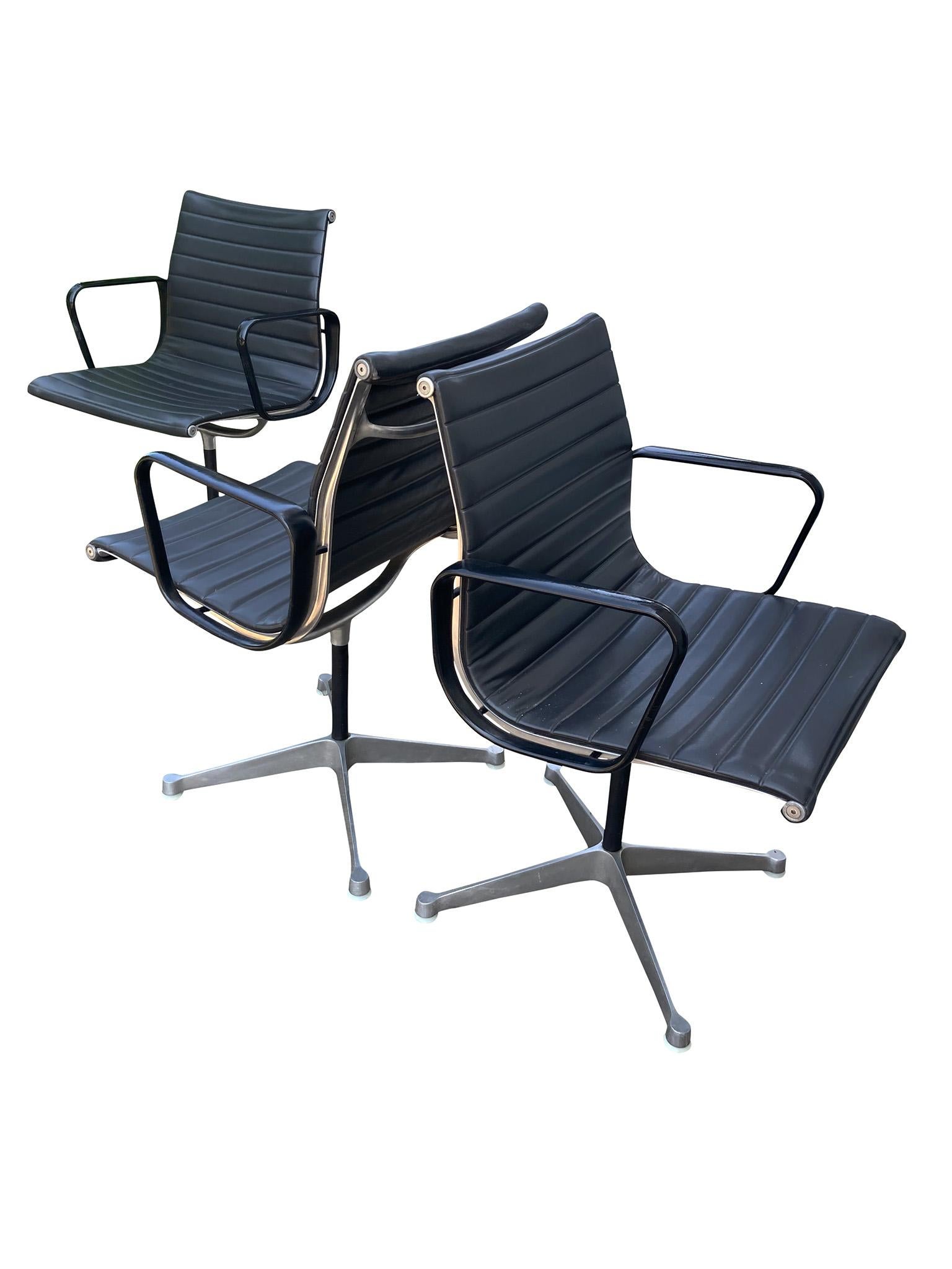 Set of 4 Eames Aluminum Group Black Leather Arm Chairs for Herman Miller In Good Condition In New York, NY