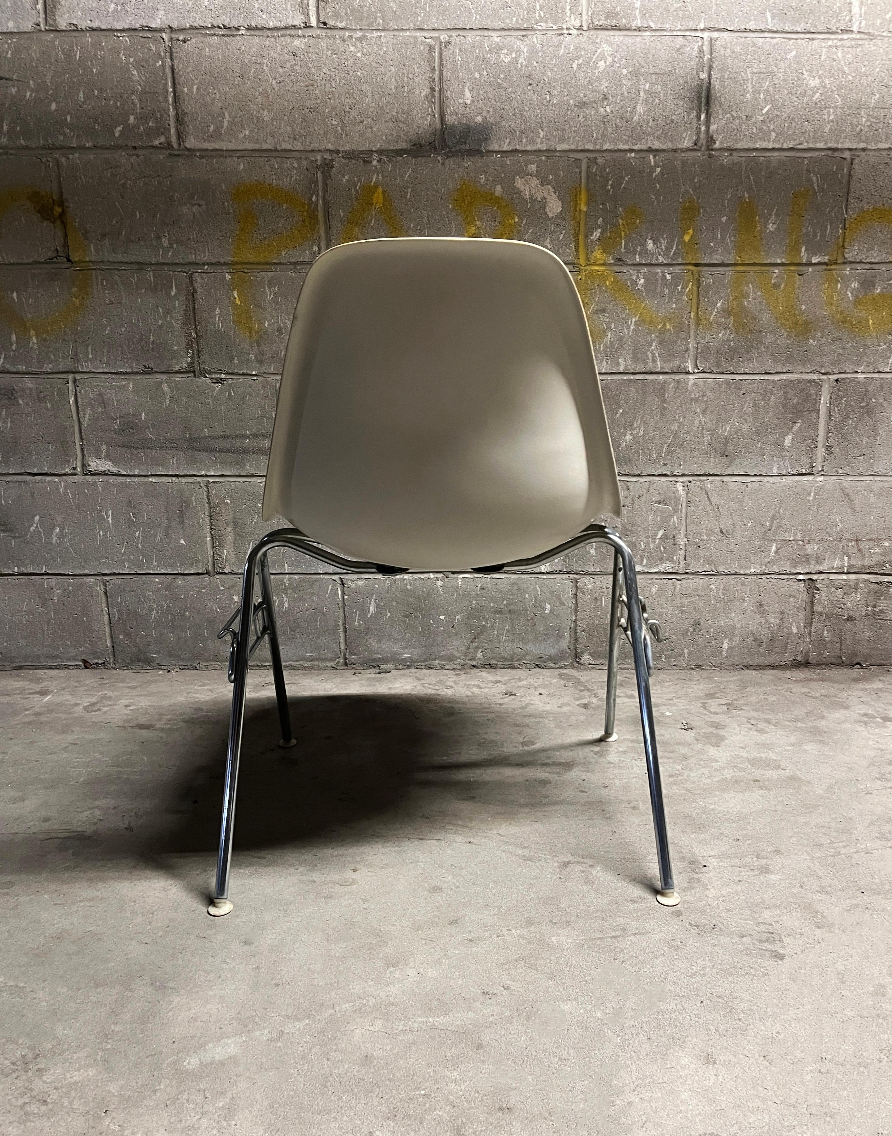 Set of 4 Eames for Herman Miller White Dss Fiberglass Chairs 1950s (Signed) en vente 3