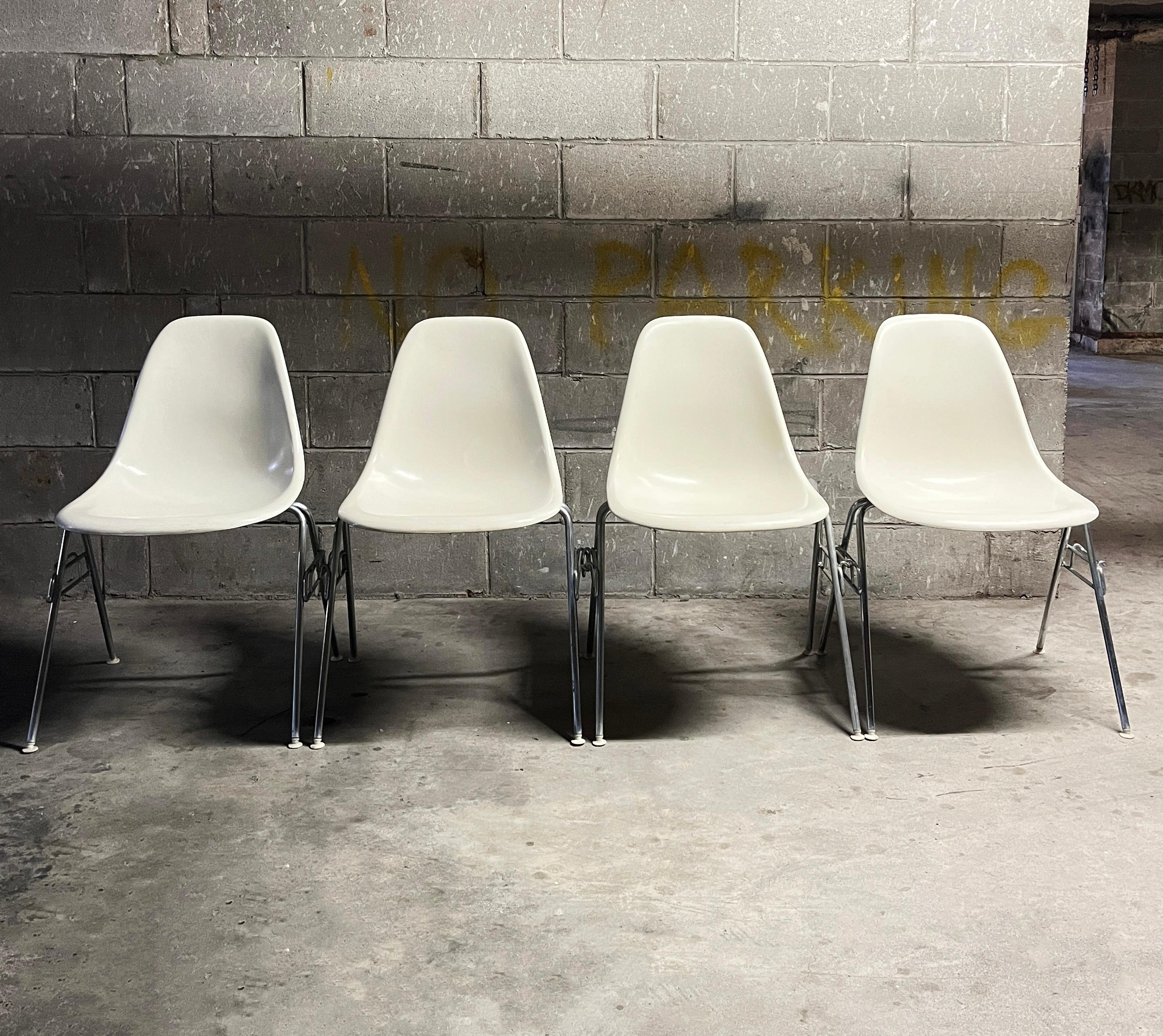 Mid-Century Modern Set of 4 Eames for Herman Miller White Dss Fiberglass Chairs 1950s (Signed) en vente