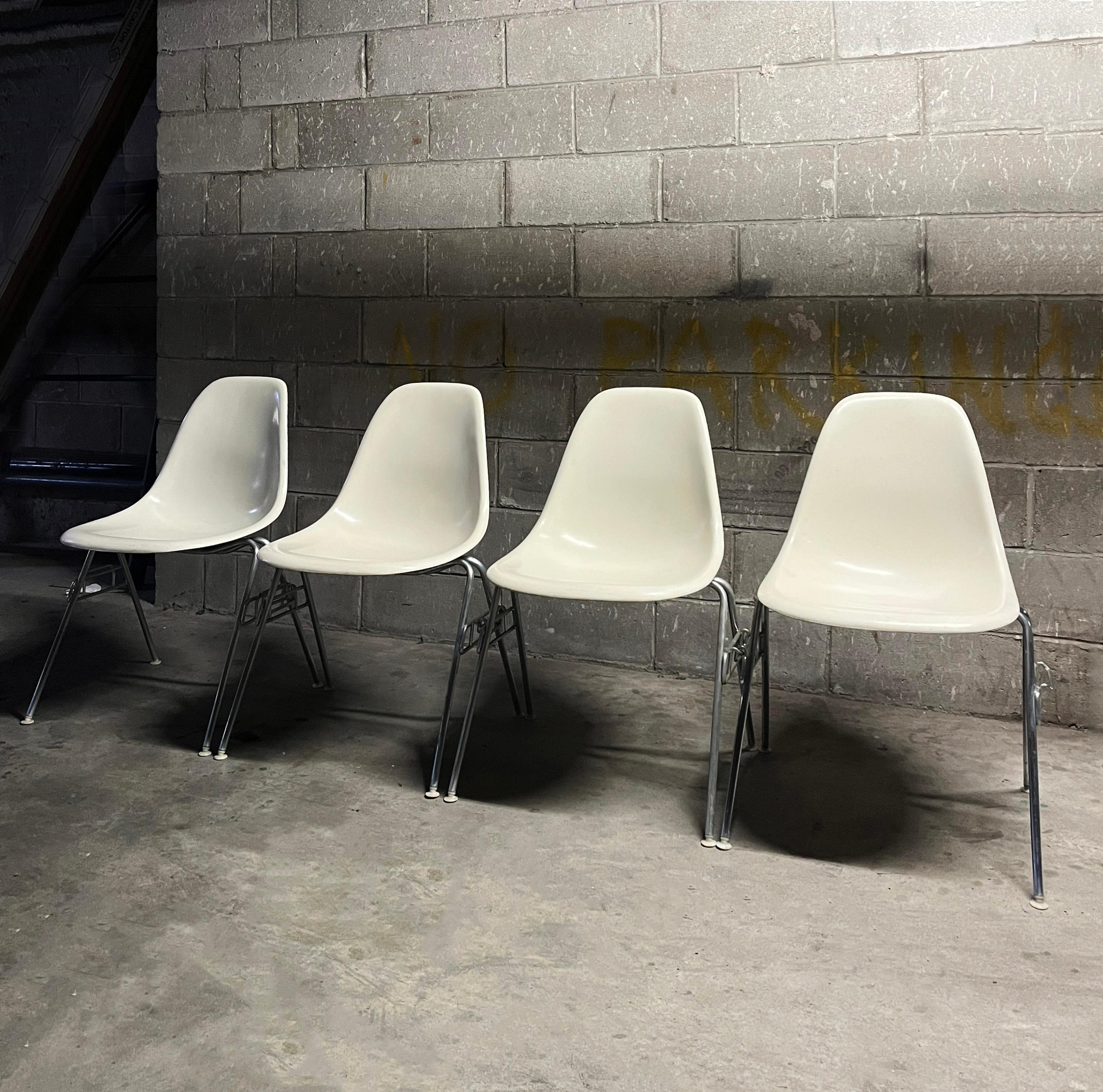 Américain Set of 4 Eames for Herman Miller White Dss Fiberglass Chairs 1950s (Signed) en vente