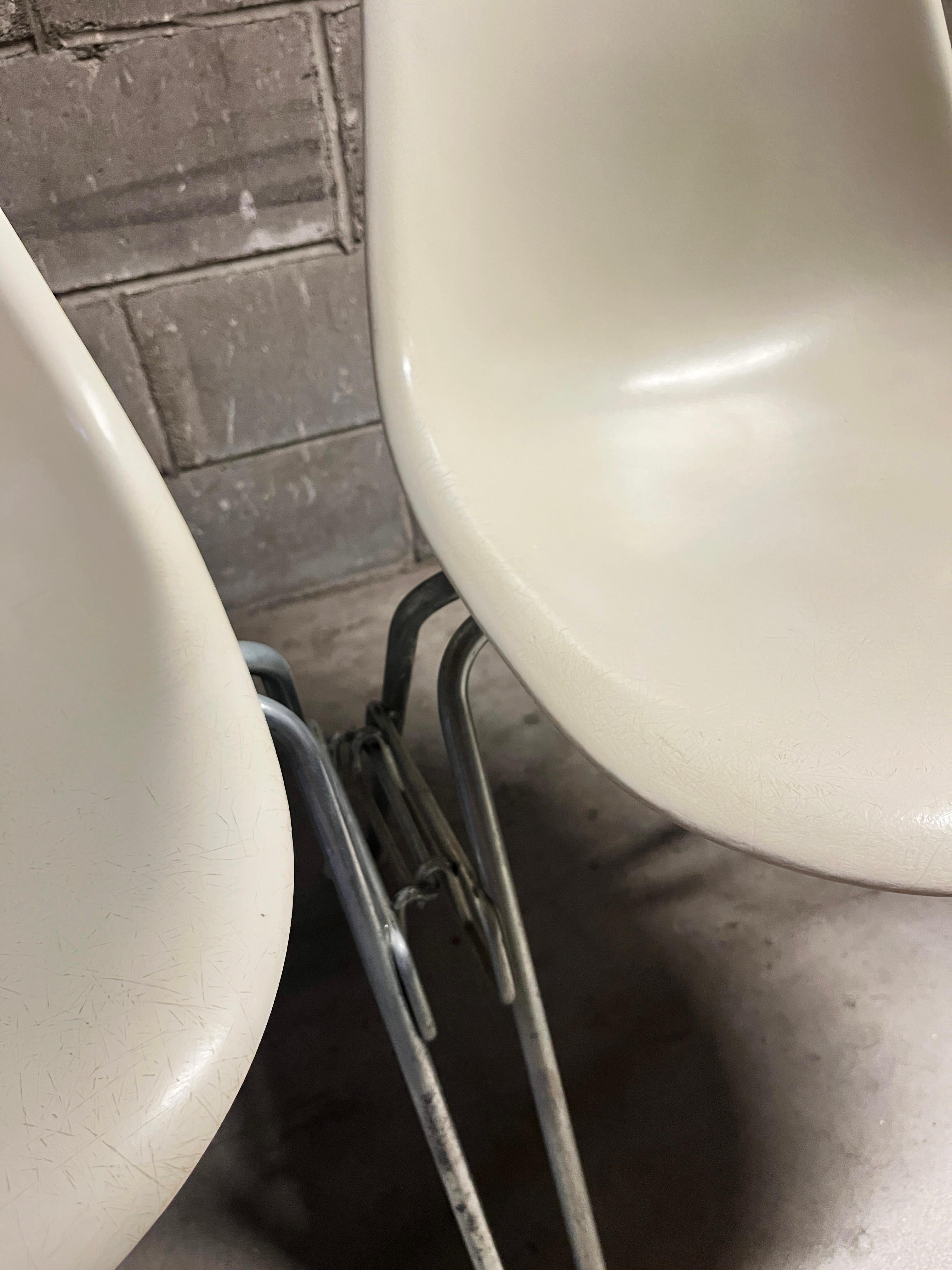 Moulé Set of 4 Eames for Herman Miller White Dss Fiberglass Chairs 1950s (Signed) en vente