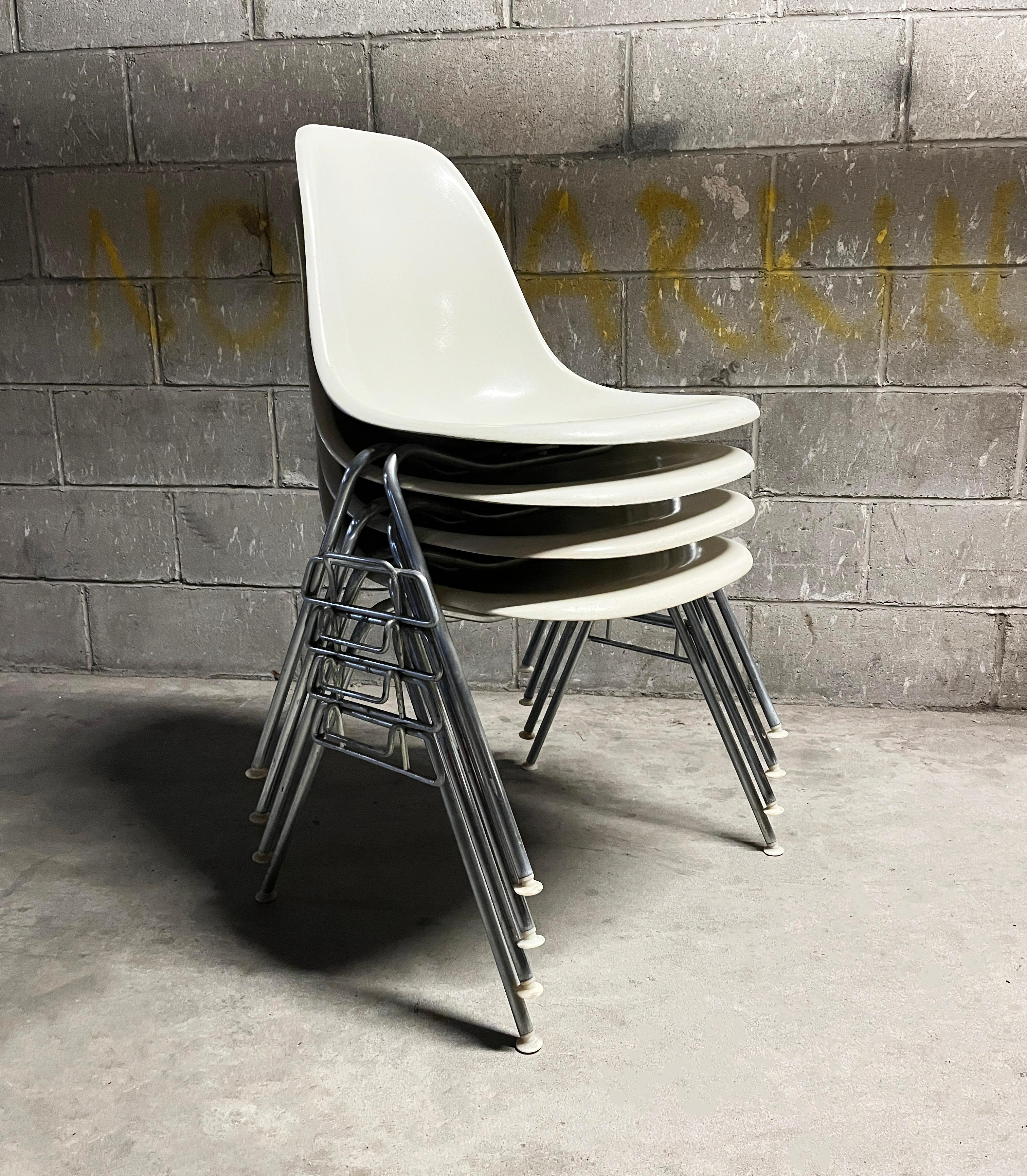 Set of 4 Eames for Herman Miller White Dss Fiberglass Chairs 1950s (Signed) Bon état - En vente à Brooklyn, NY