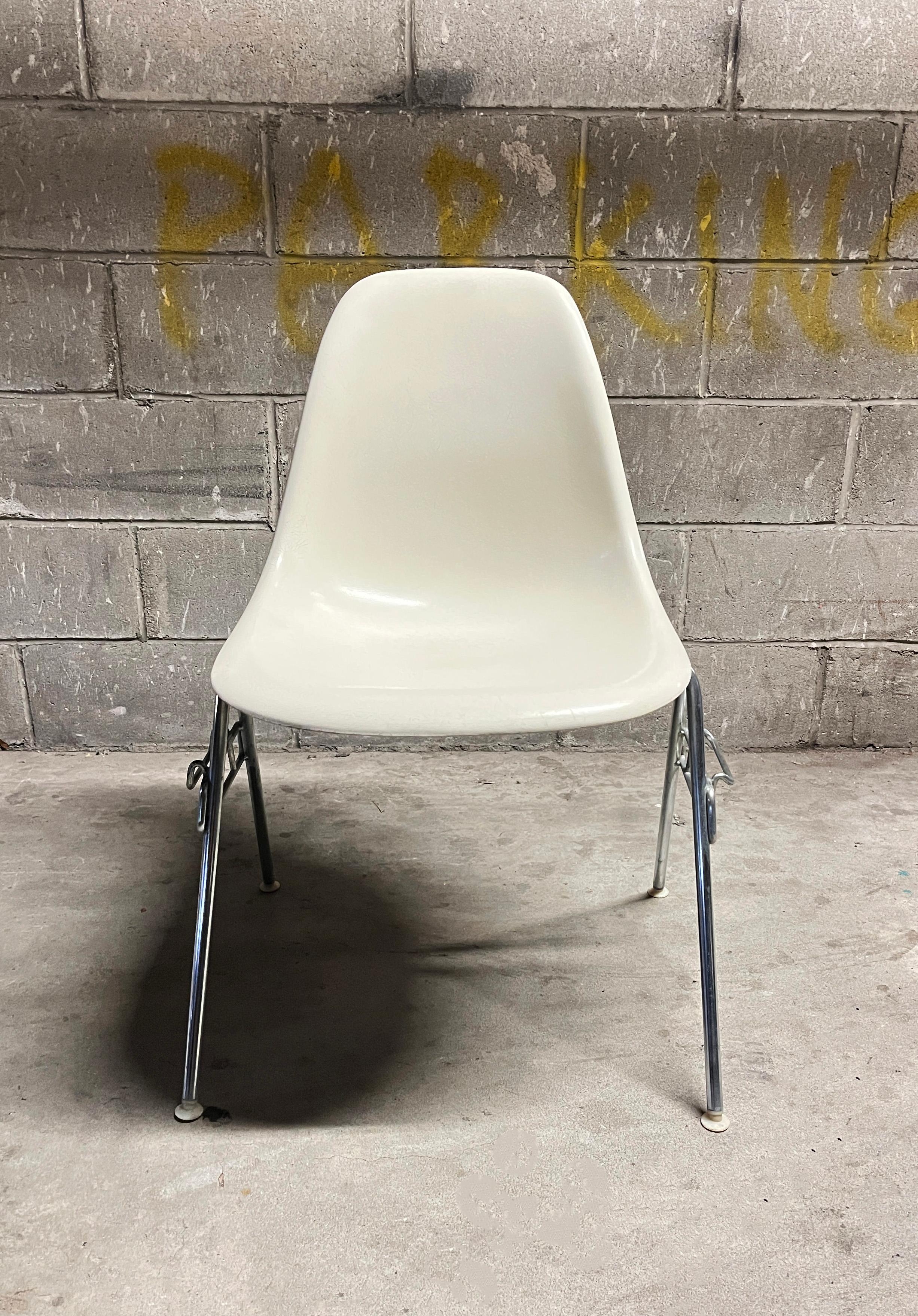 Fin du 20e siècle Set of 4 Eames for Herman Miller White Dss Fiberglass Chairs 1950s (Signed) en vente