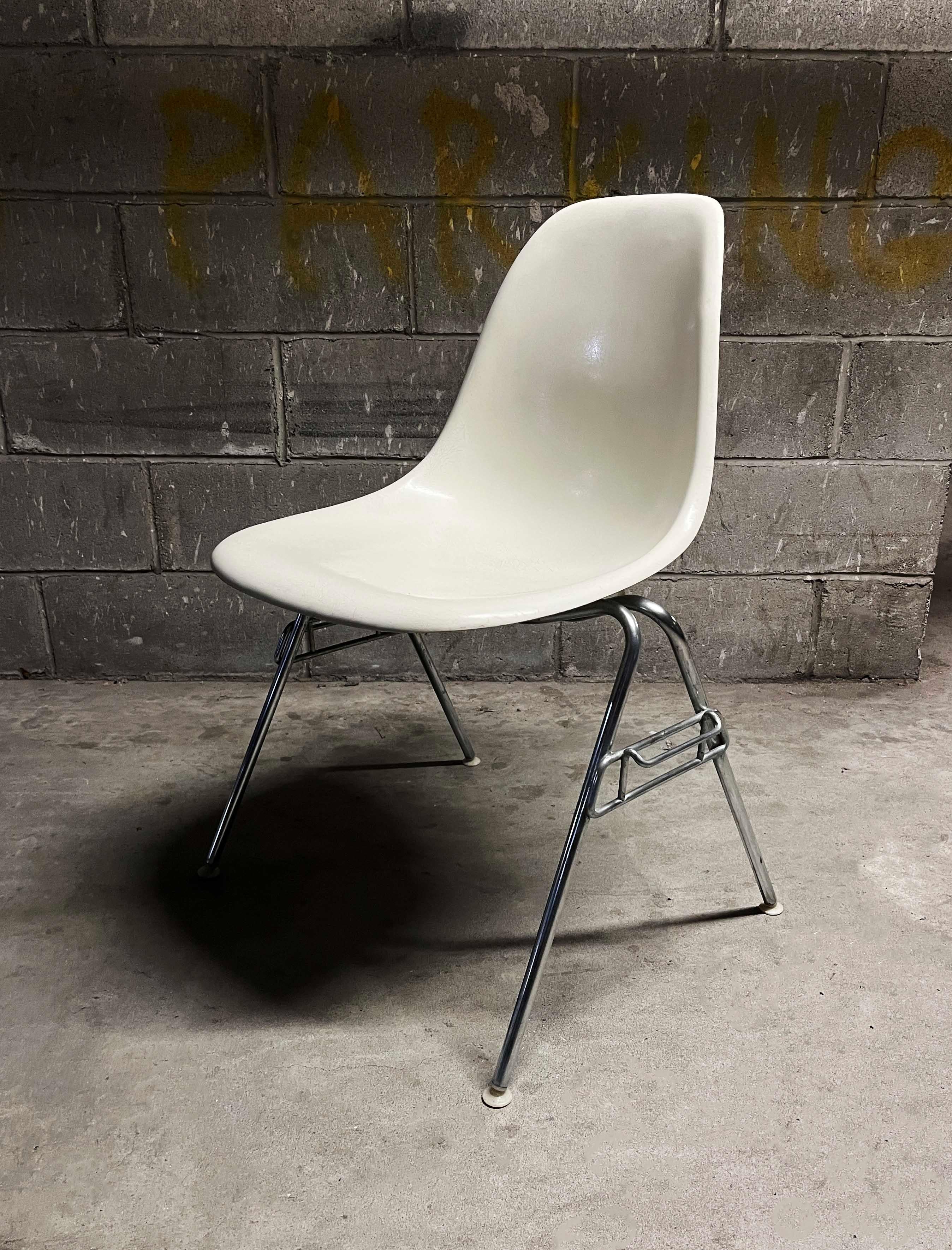 Métal Set of 4 Eames for Herman Miller White Dss Fiberglass Chairs 1950s (Signed) en vente