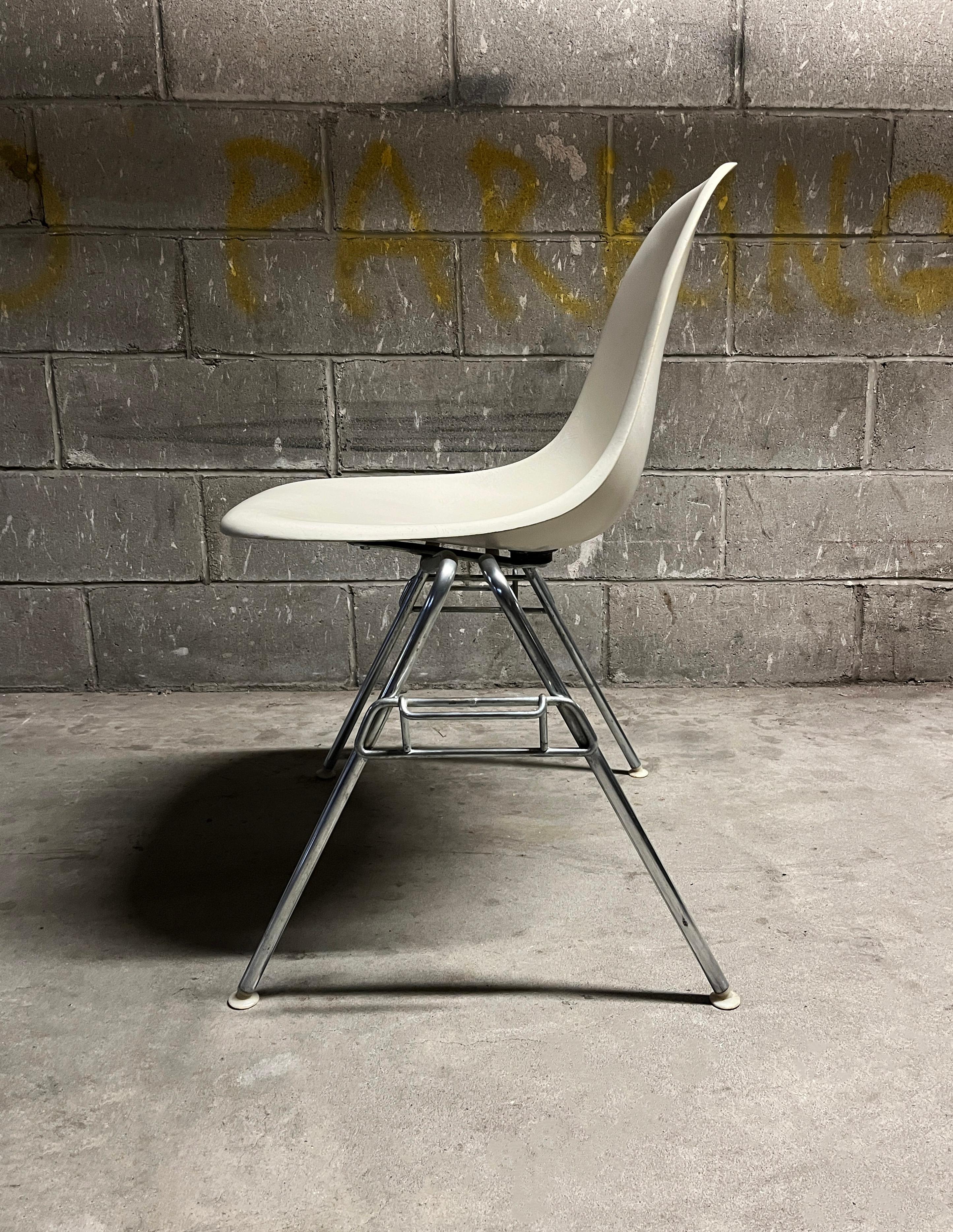 Set of 4 Eames for Herman Miller White Dss Fiberglass Chairs 1950s (Signed) en vente 1
