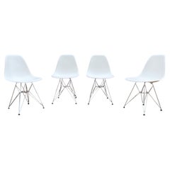 Ensemble de 4 chaises en plastique "Eames" conçues par Charles & Ray Eames pour Vitra