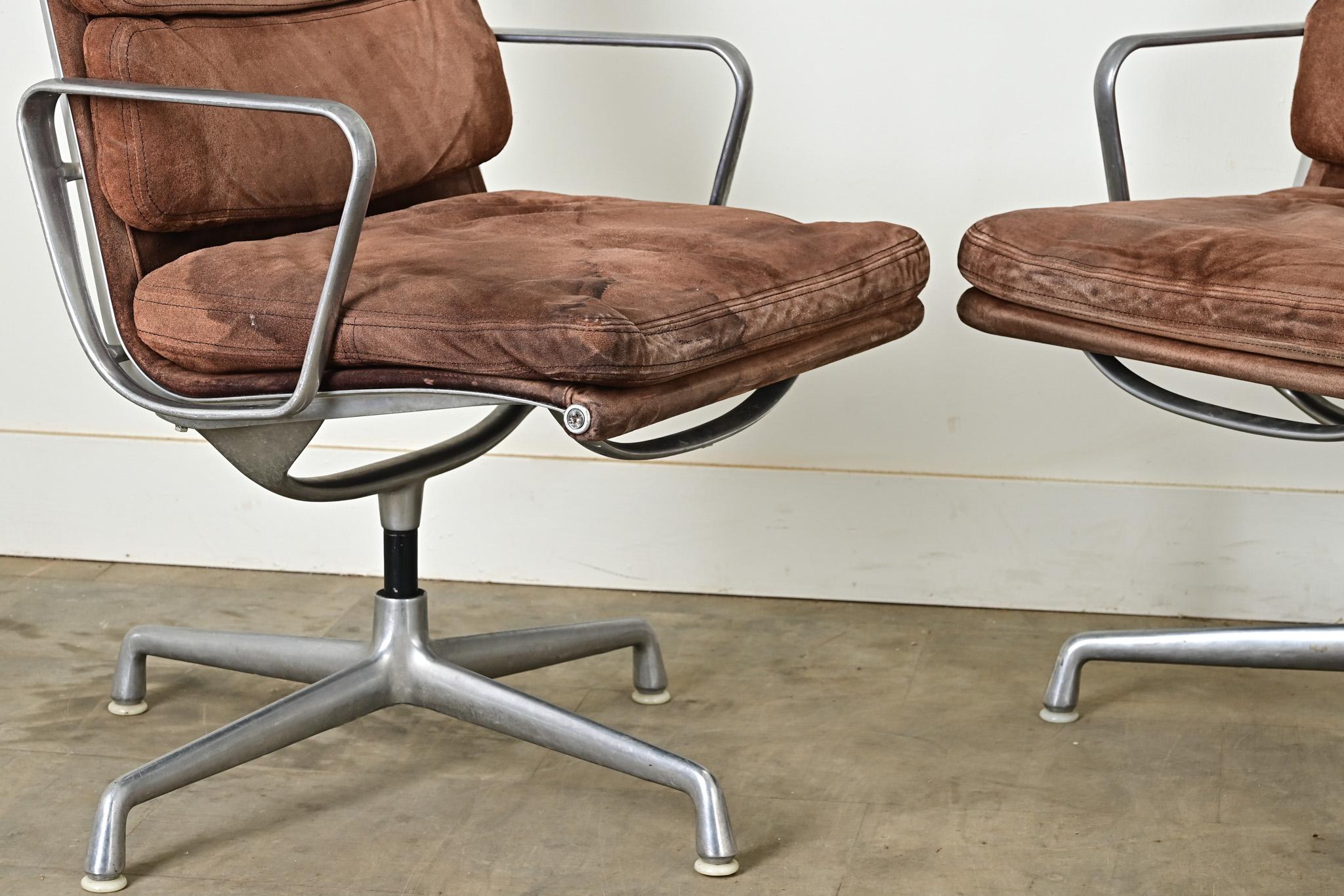 Set di 4 sedie direzionali Eames con pad morbido in vendita 2