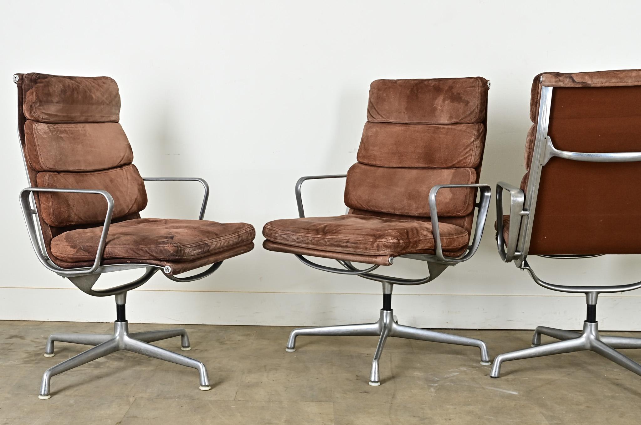 Set di 4 sedie direzionali Eames con pad morbido in vendita 3
