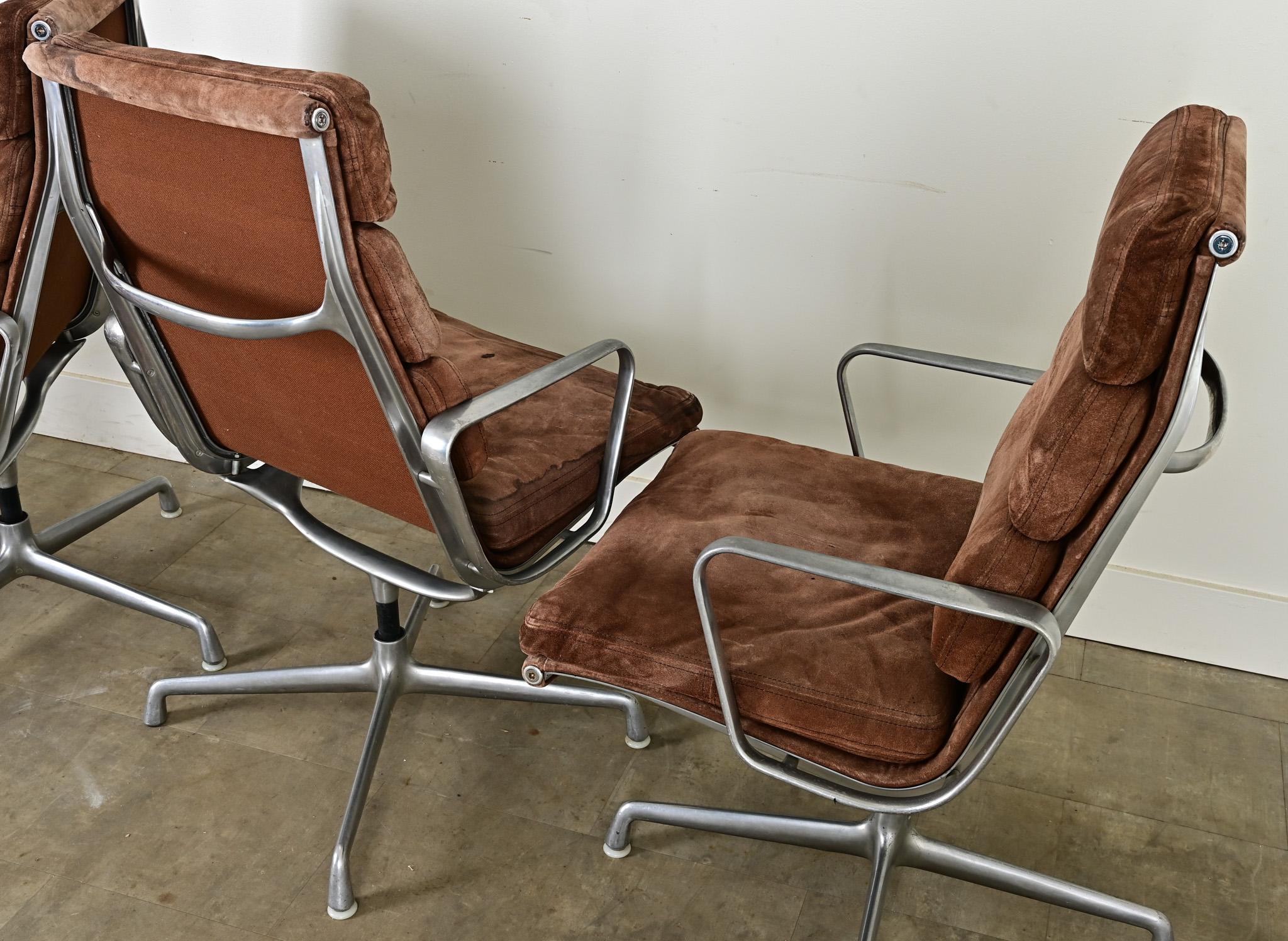 Set di 4 sedie direzionali Eames con pad morbido in vendita 4