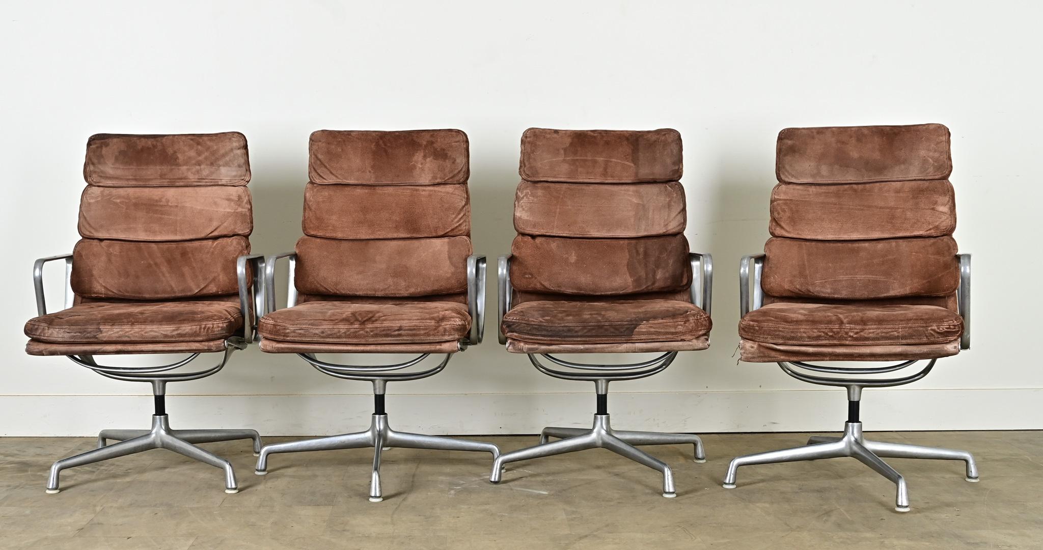 Nel 1958 la famiglia di sedute Eames Aluminum Group ha rivoluzionato l'interior design in ambito domestico e professionale con mobili confortevoli che spaziano in entrambi i settori. Questo set di quattro poltrone Soft Pad Executive di Charles and