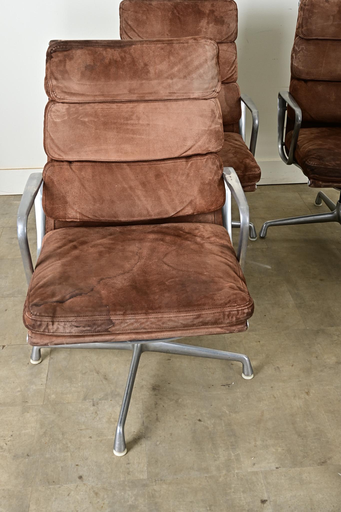 Mid-Century moderno Set di 4 sedie direzionali Eames con pad morbido in vendita