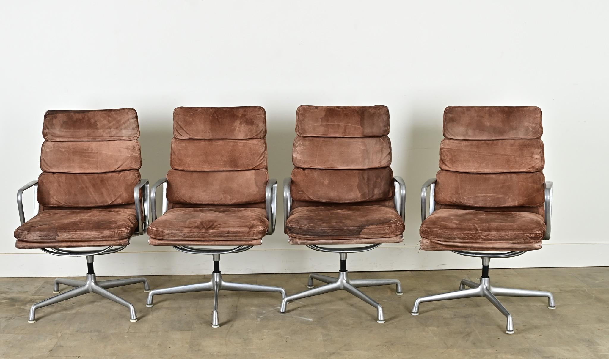 XX secolo Set di 4 sedie direzionali Eames con pad morbido in vendita