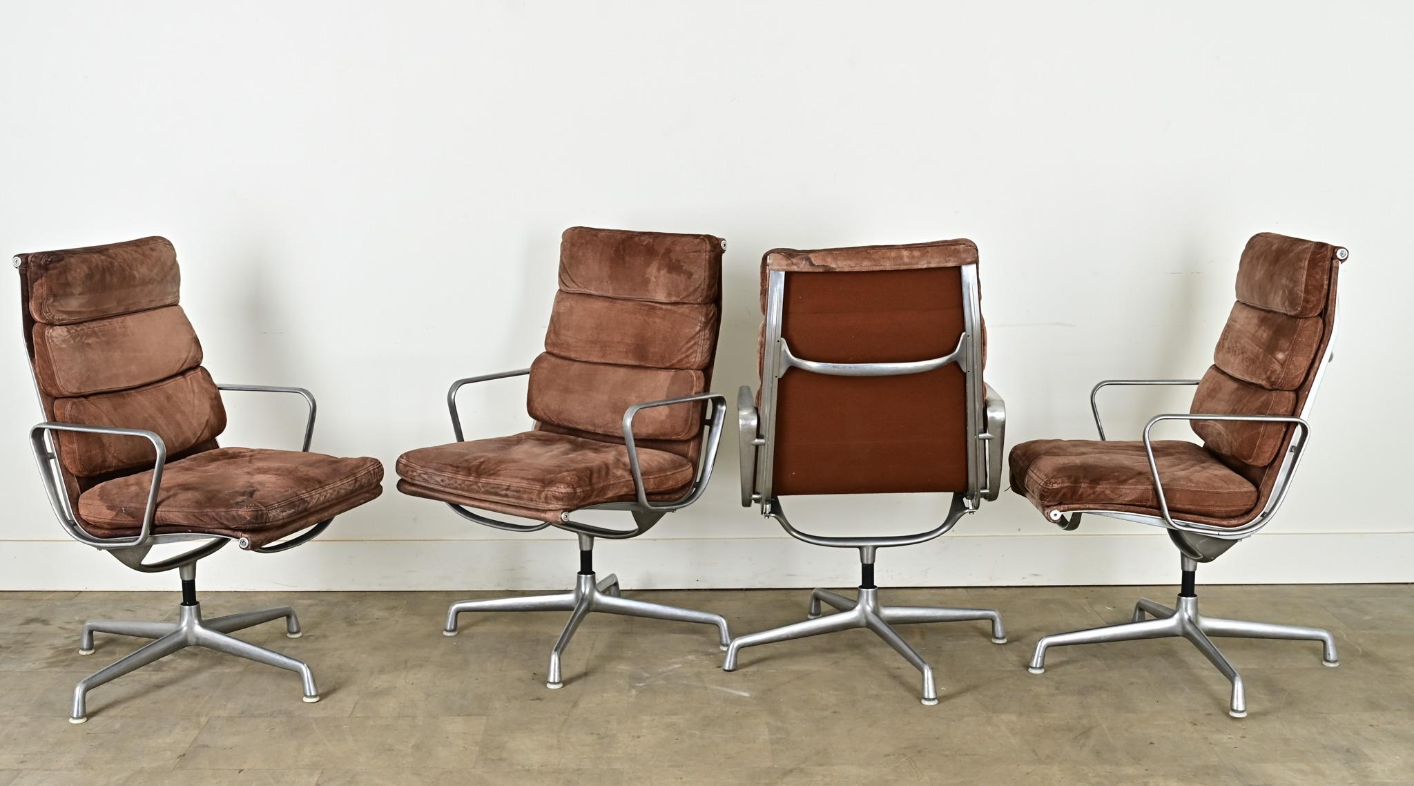 Alluminio Set di 4 sedie direzionali Eames con pad morbido in vendita