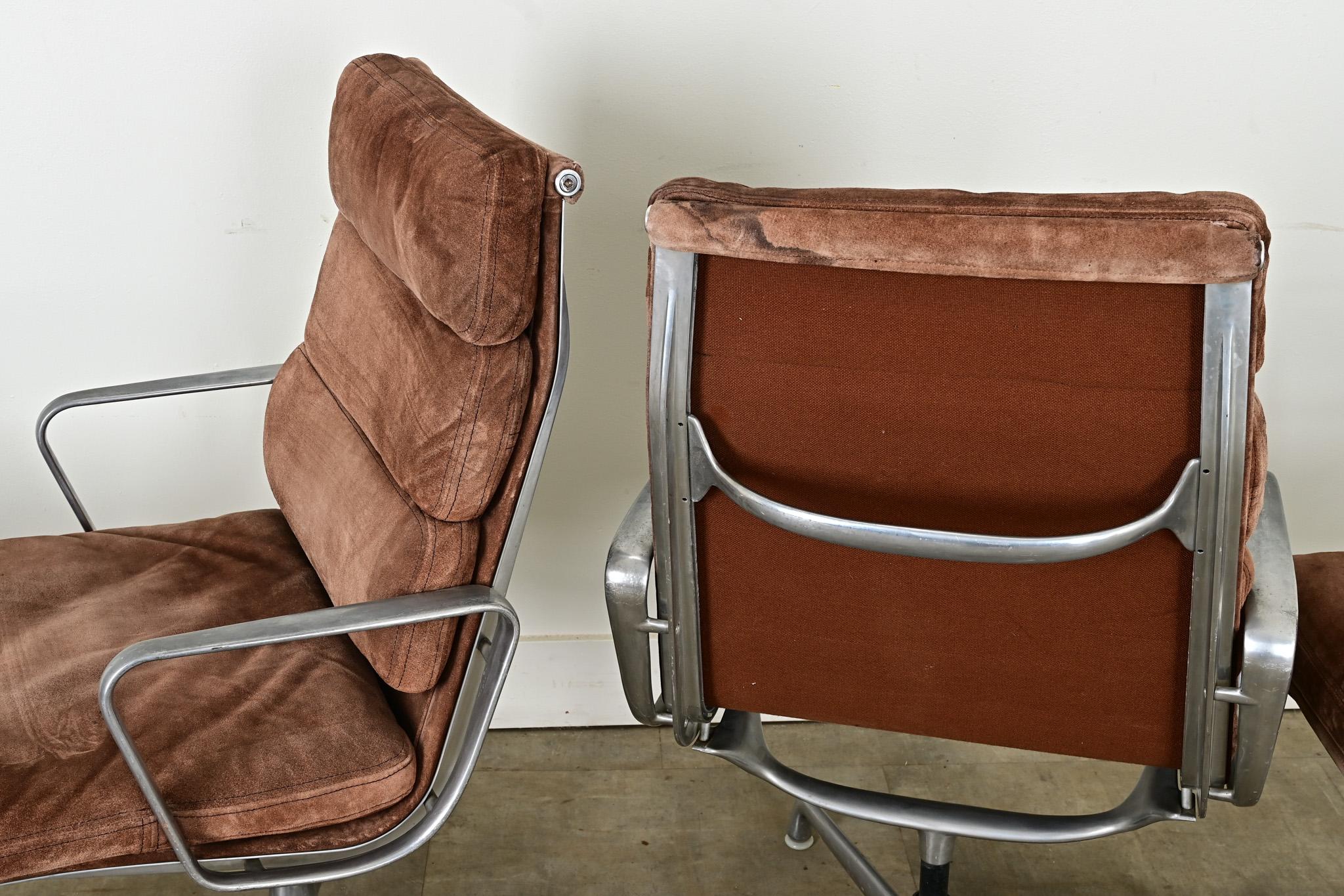 Set di 4 sedie direzionali Eames con pad morbido in vendita 1