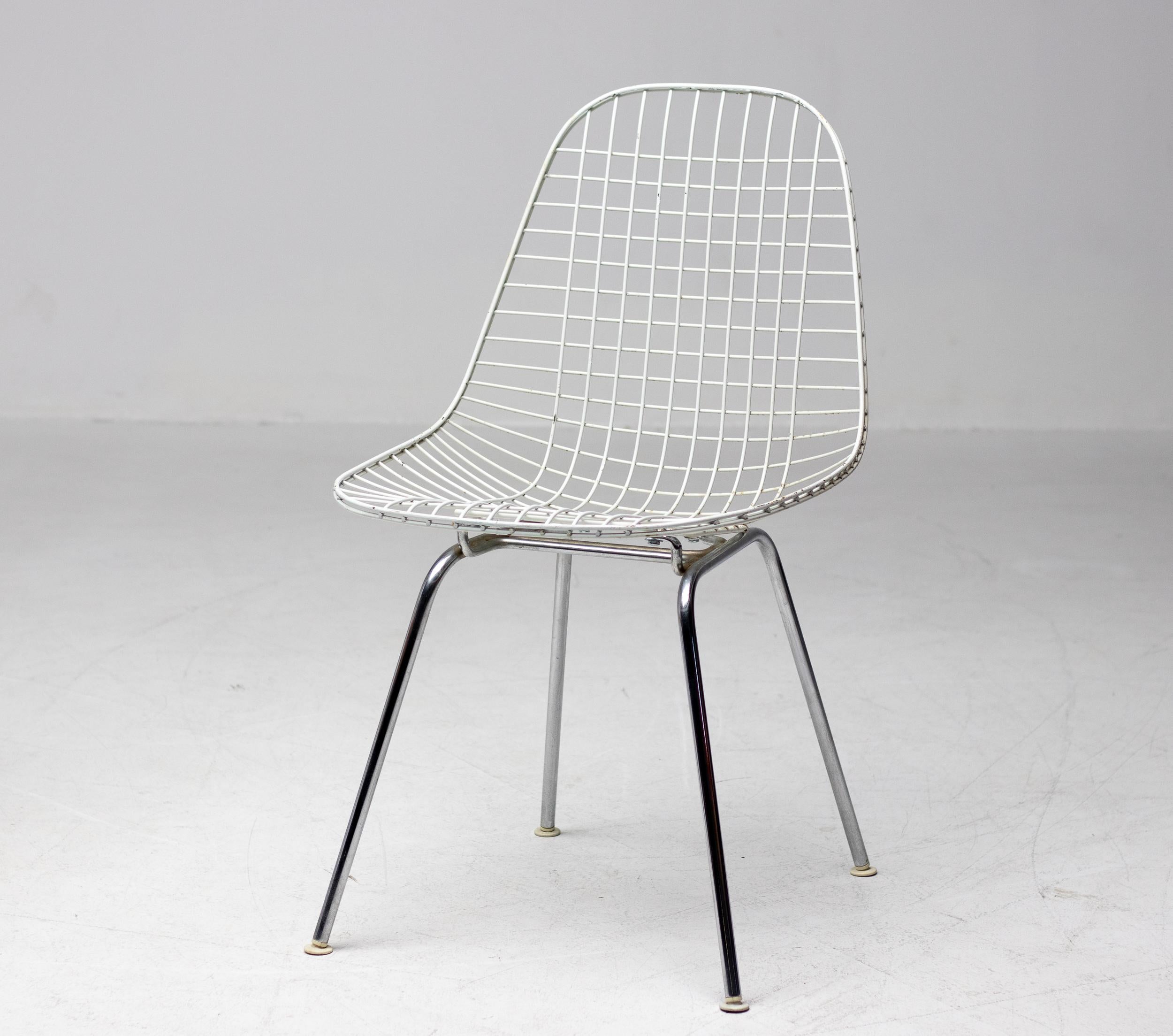 Un ensemble complet et de grande collection de quatre chaises Eames Wire, conçues par Charles et Ray Eames pour Herman Miller, avec leur pad d'assise original Girard 