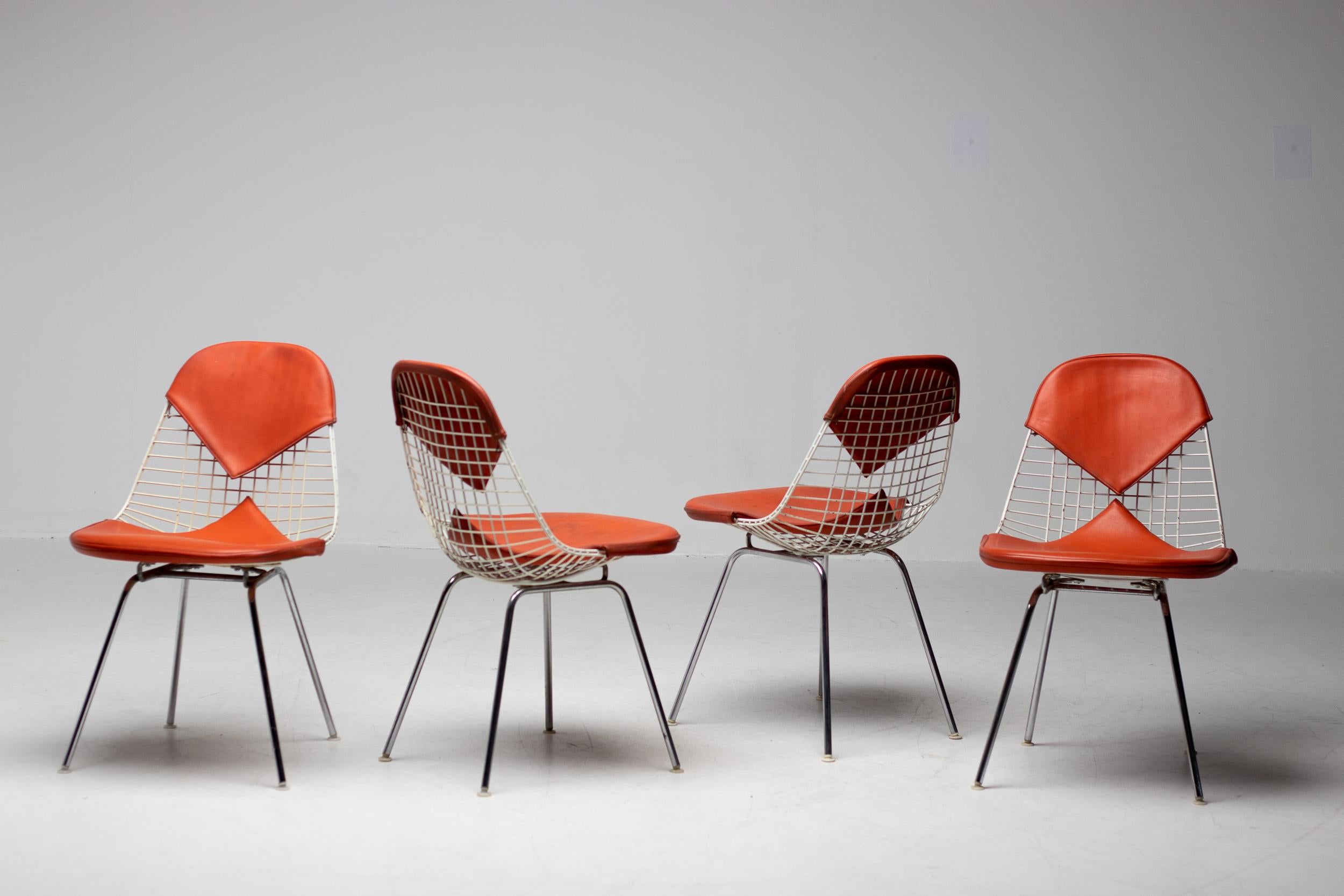Mid-Century Modern Ensemble de 4 chaises Eames en fil de fer pour Herman Miller avec sièges Bikini originaux de Girard en vente