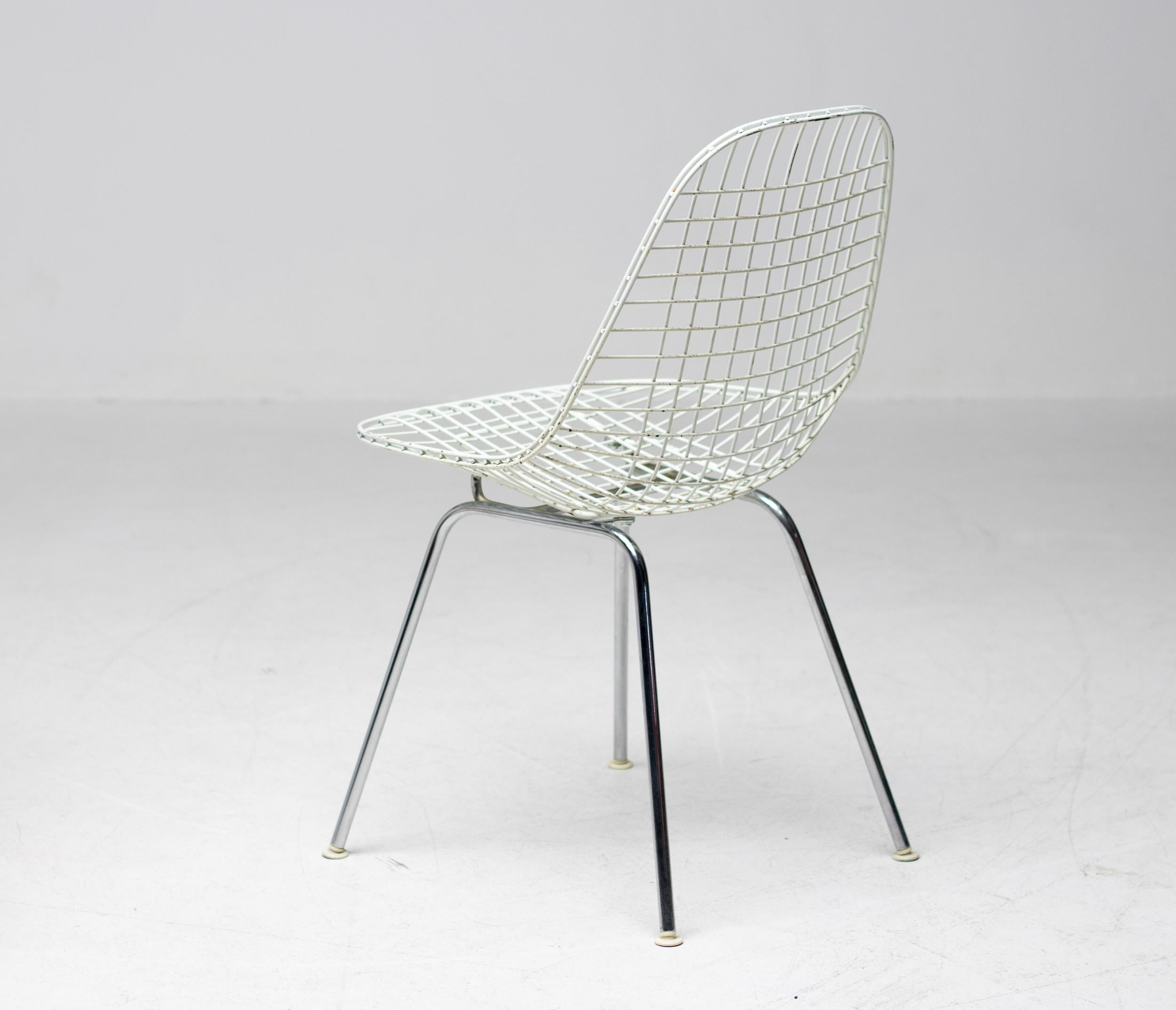 Acier Ensemble de 4 chaises Eames en fil de fer pour Herman Miller avec sièges Bikini originaux de Girard en vente