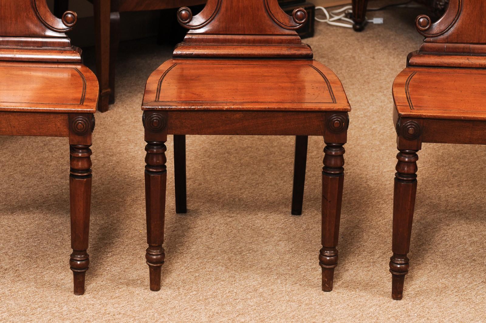 Ensemble de 4 chaises de salle en acajou anglais du début du 19e siècle en vente 5