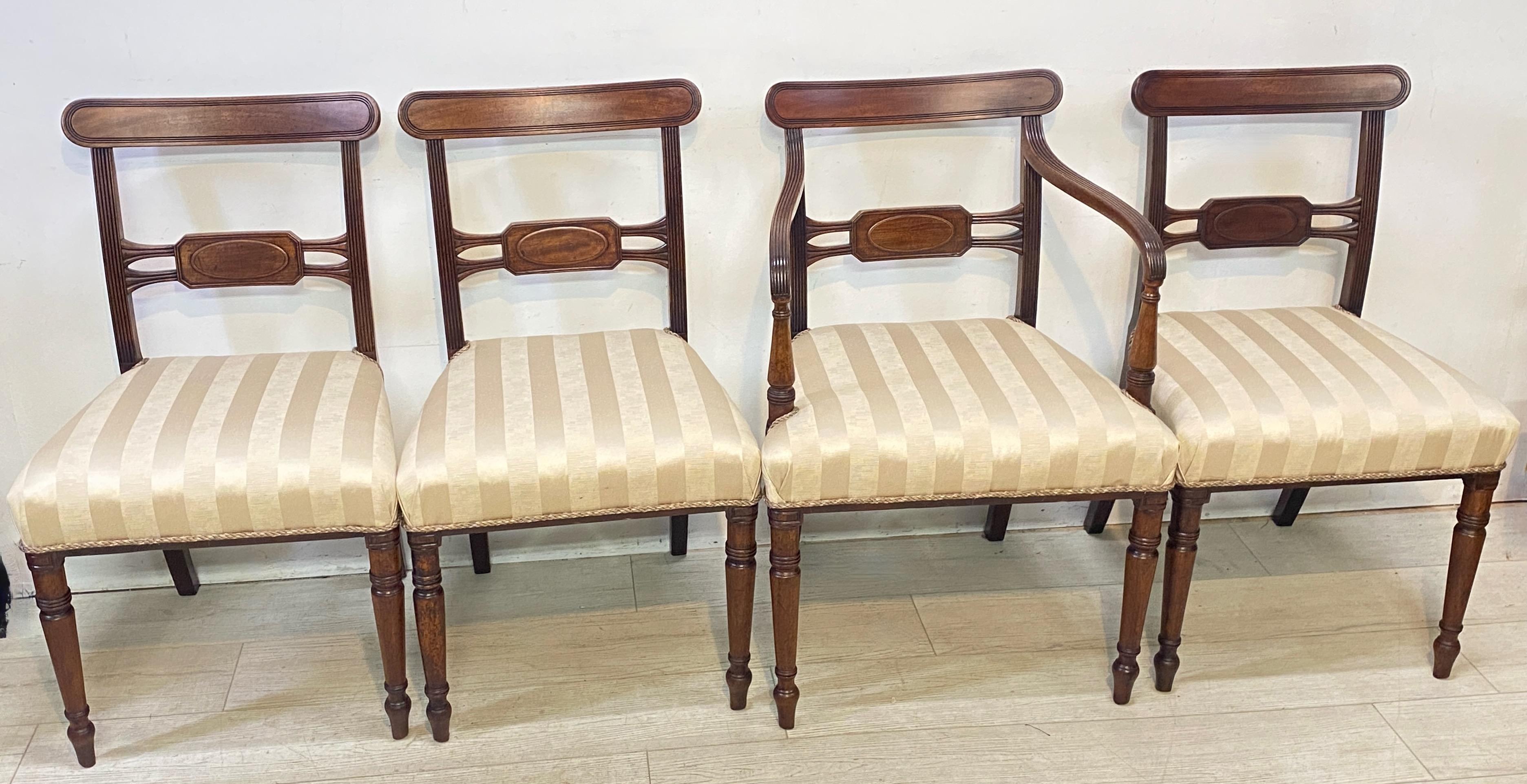 Un set di quattro sedie da pranzo in stile Regency in mogano, composto da una poltrona e tre sedie laterali con sedili imbottiti. Rivestito di recente.
Set di sedie di qualità in ottime condizioni d'epoca, comode e solide.
Inghilterra, inizio del