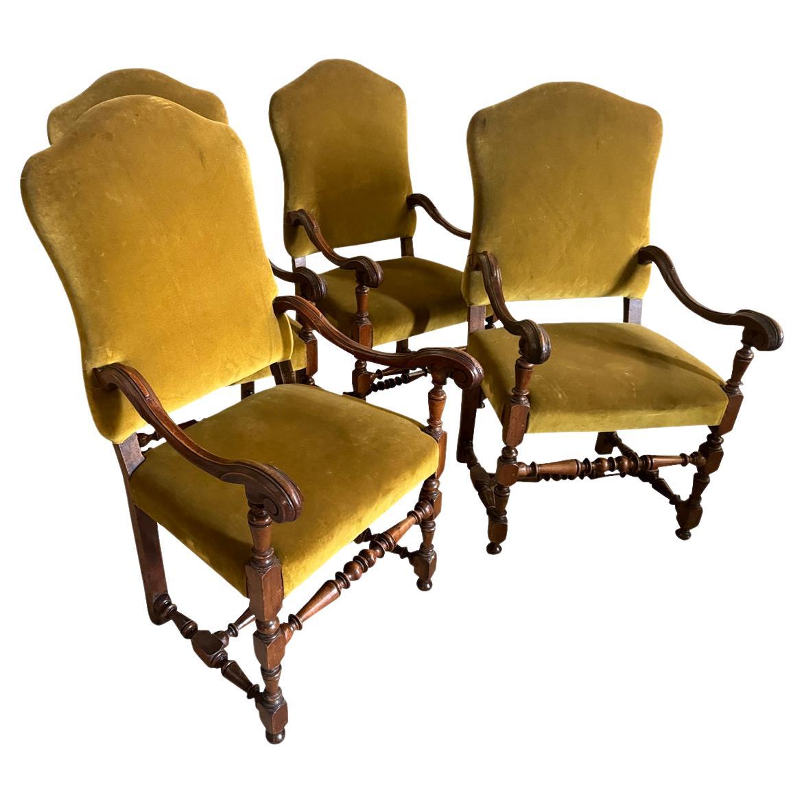Un superbe ensemble de 4 fauteuils Louis XIV provenant de la région du Piémont en Italie.  Construction solide en beau noyer.  Chacun d'eux a un dossier légèrement incliné, des accoudoirs en forme sur des supports tournés et des pieds et des