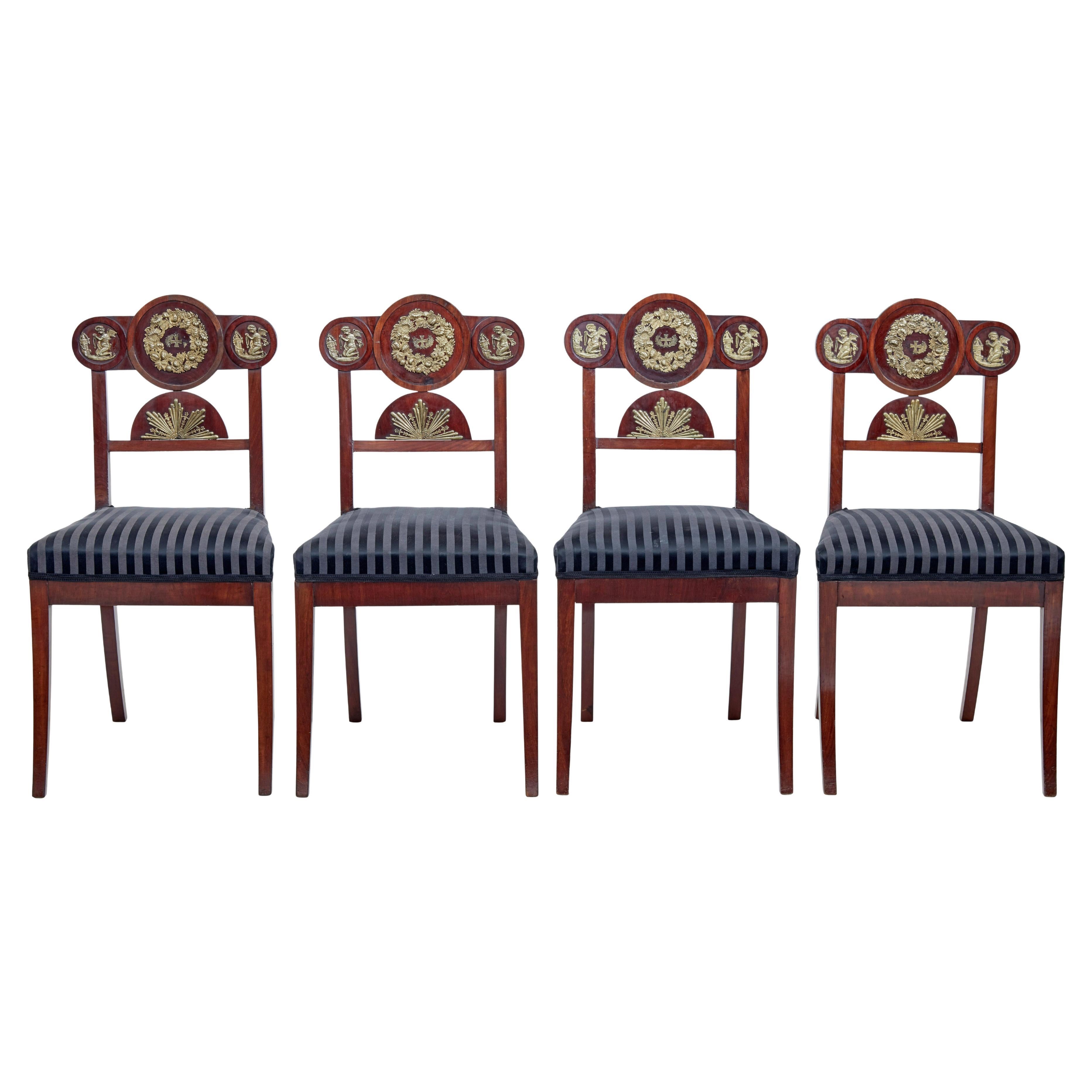 Ensemble de 4 chaises de salle à manger empire en acajou du début du 19ème siècle en vente