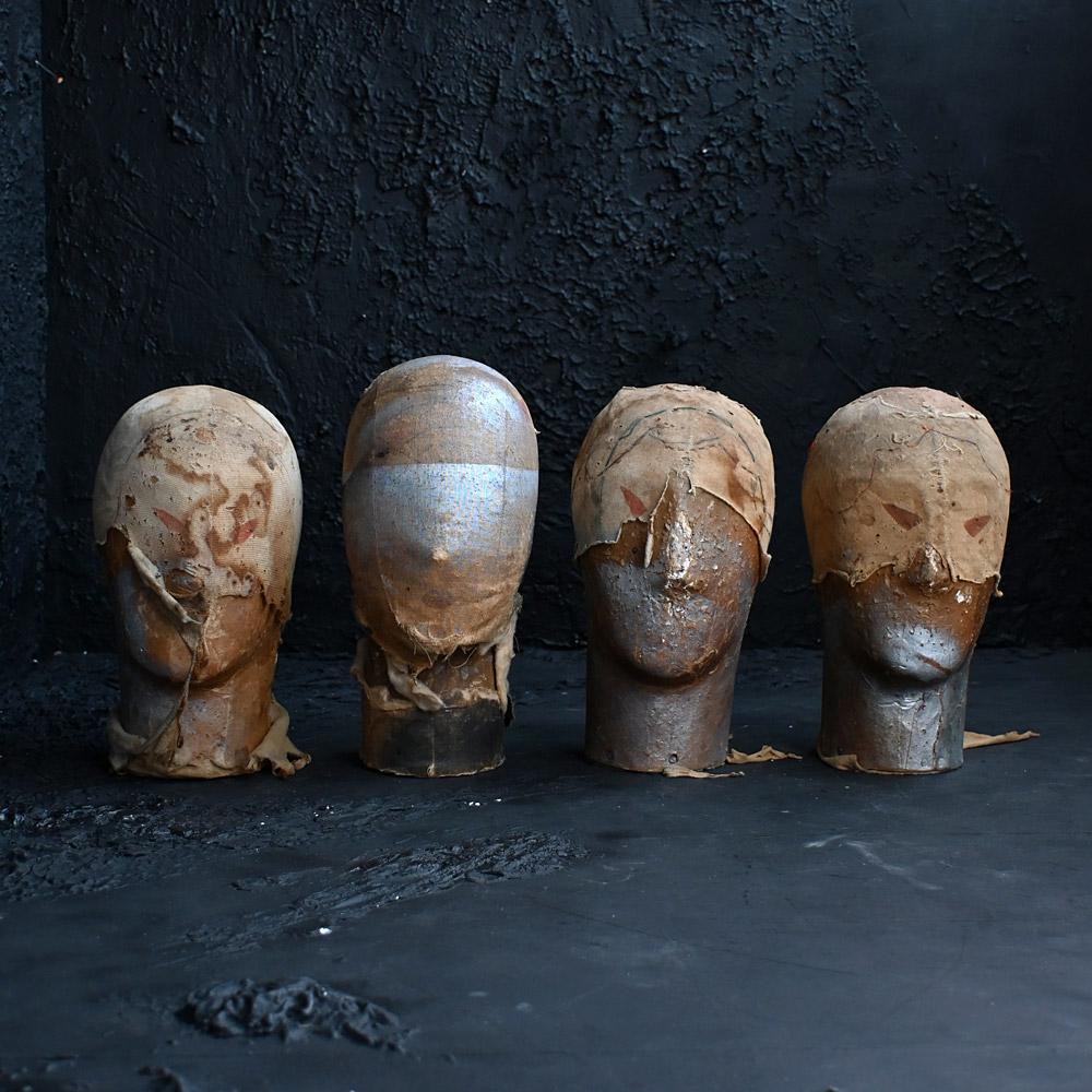Juego de 4 cabezas de sombrerero de principios del siglo XX

Hechas de papel maché y apoyadas en bloques de madera de pino en la base, estas formas de sombrerero tan inusuales o incluso macabras tienen sin duda un aspecto espeluznante y distintivo.