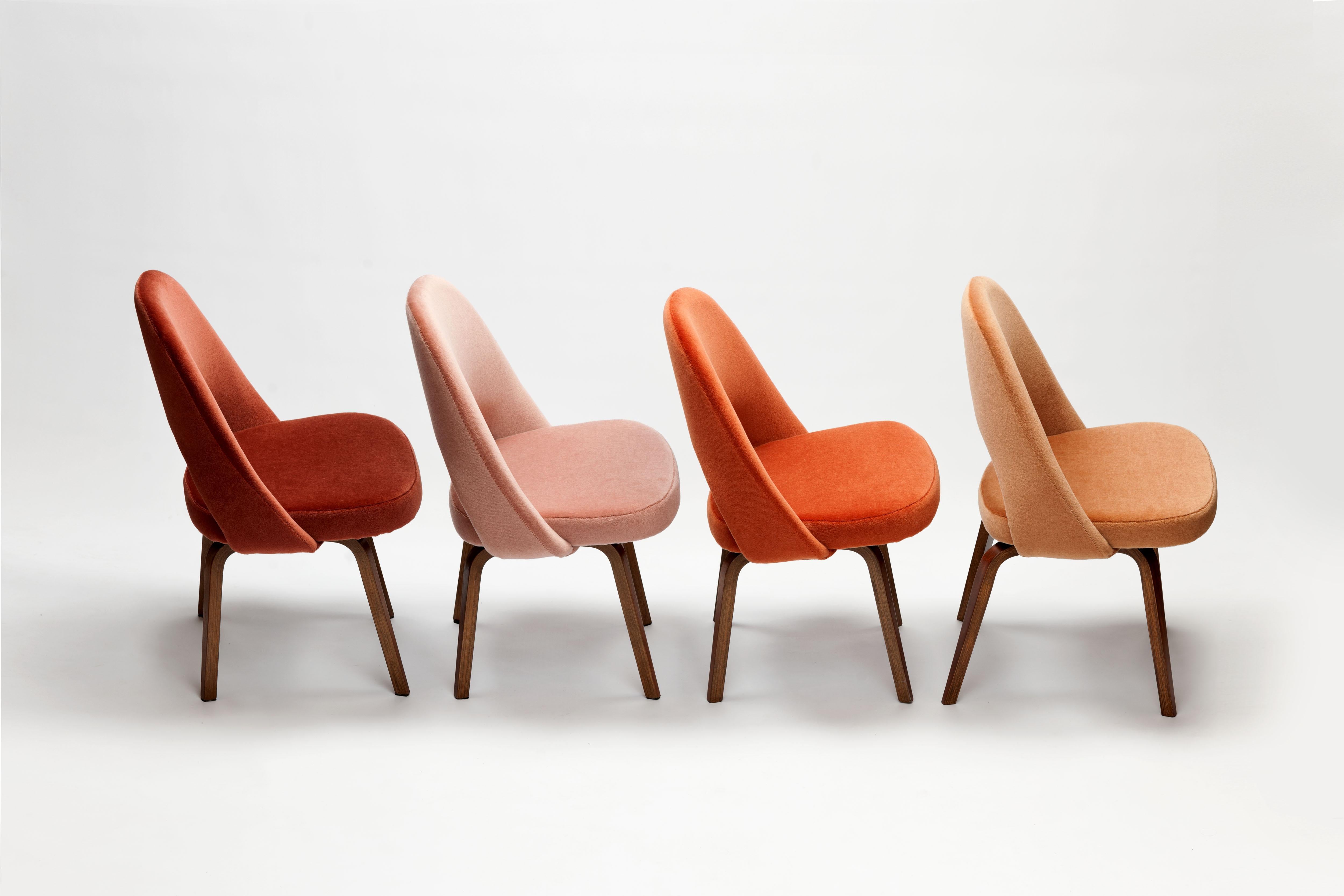 Eero Saarinen Executive Side Chairs with Wooden Legs In Good Condition In Utrecht, NL
