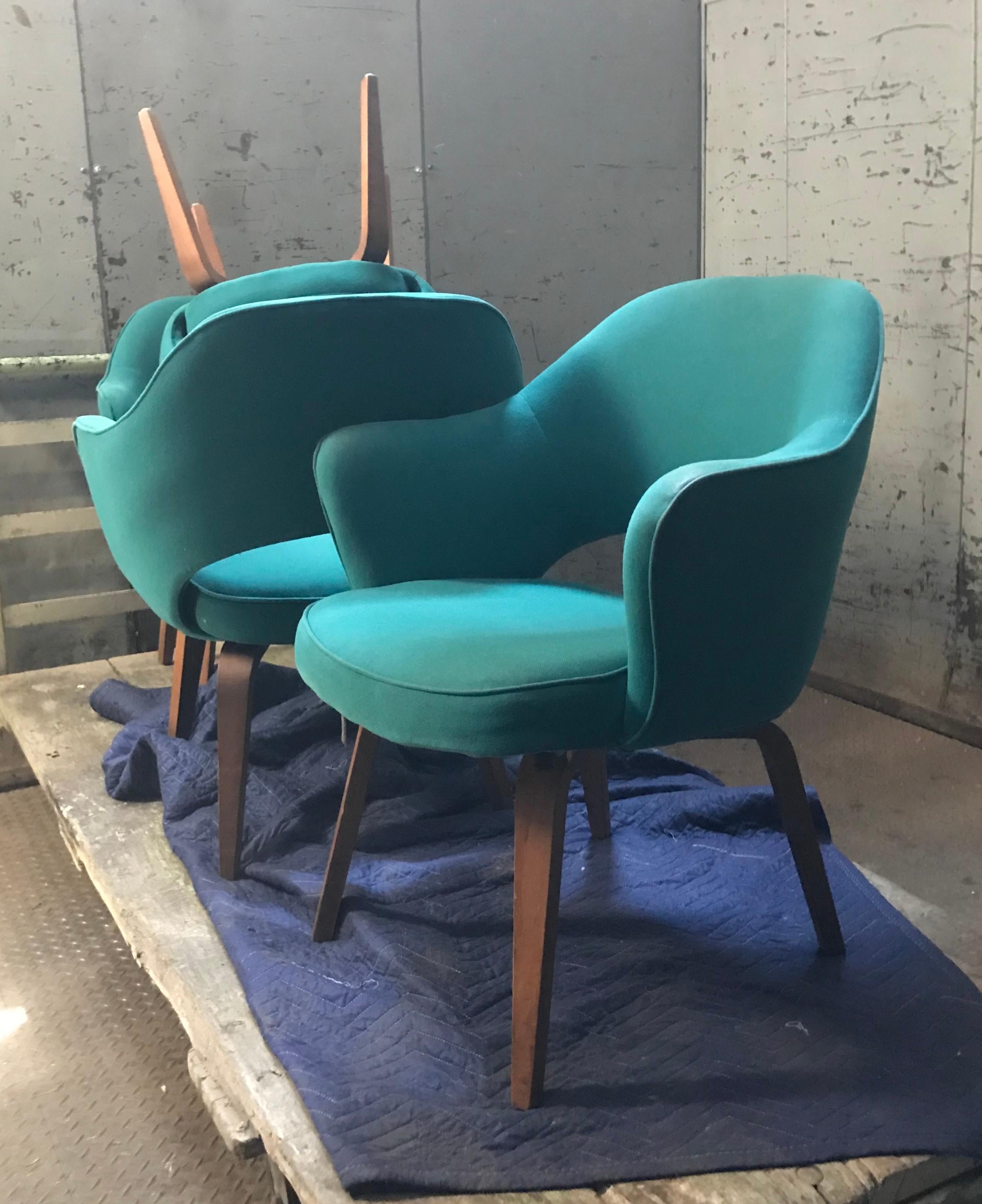 Matched set of FOUR early Knoll Saarinen executive armchairs with bentwood legs, pair of Knoll Saarinen Executive armchairs 

1950s design.
Molded reinforced polyurethane shell
Contoured plywood seat form.
Bentwood legs
Retains original teal green