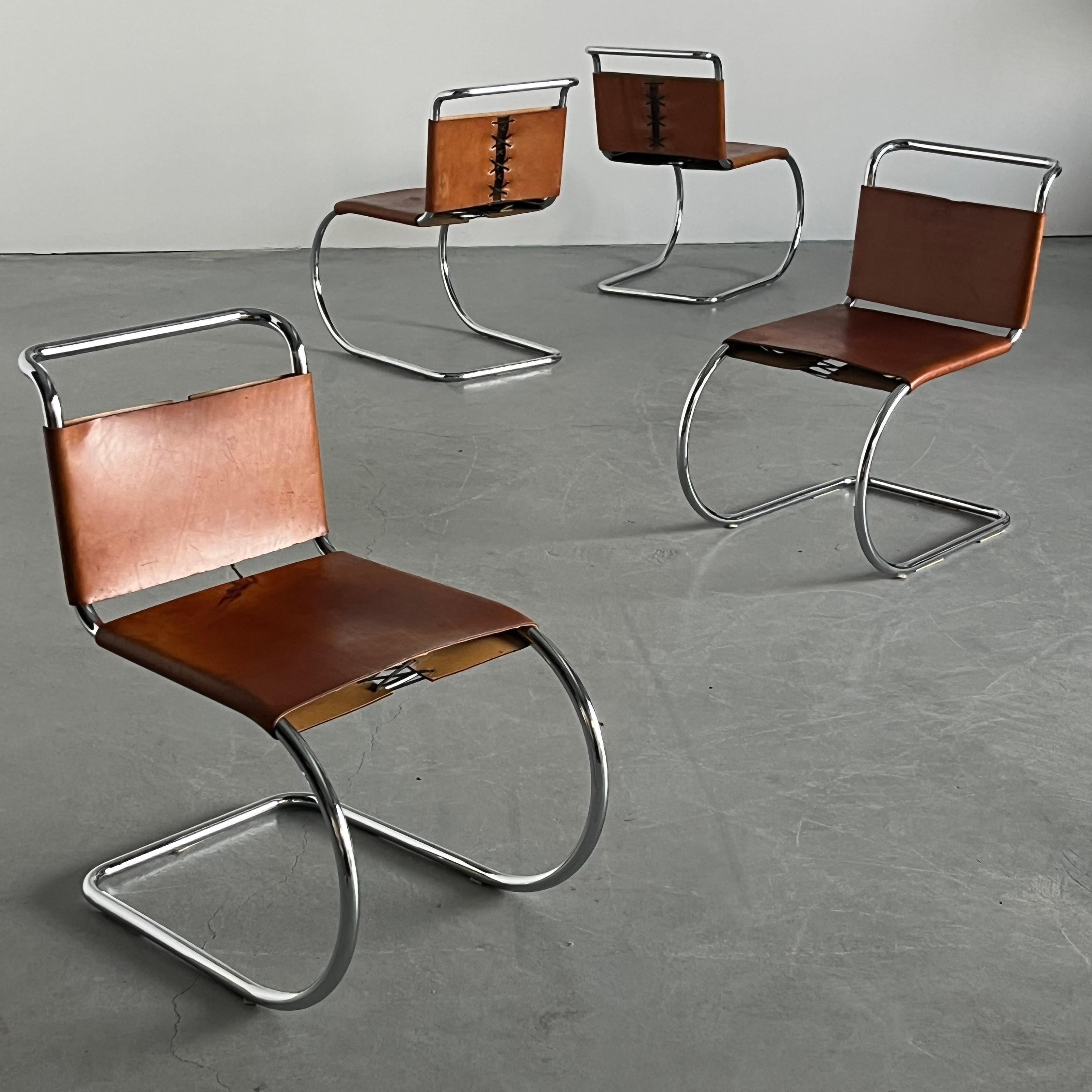 Bauhaus Ensemble de 4 chaises Mies van der Rohe 'MR10' d'origine en cuir cognac en vente