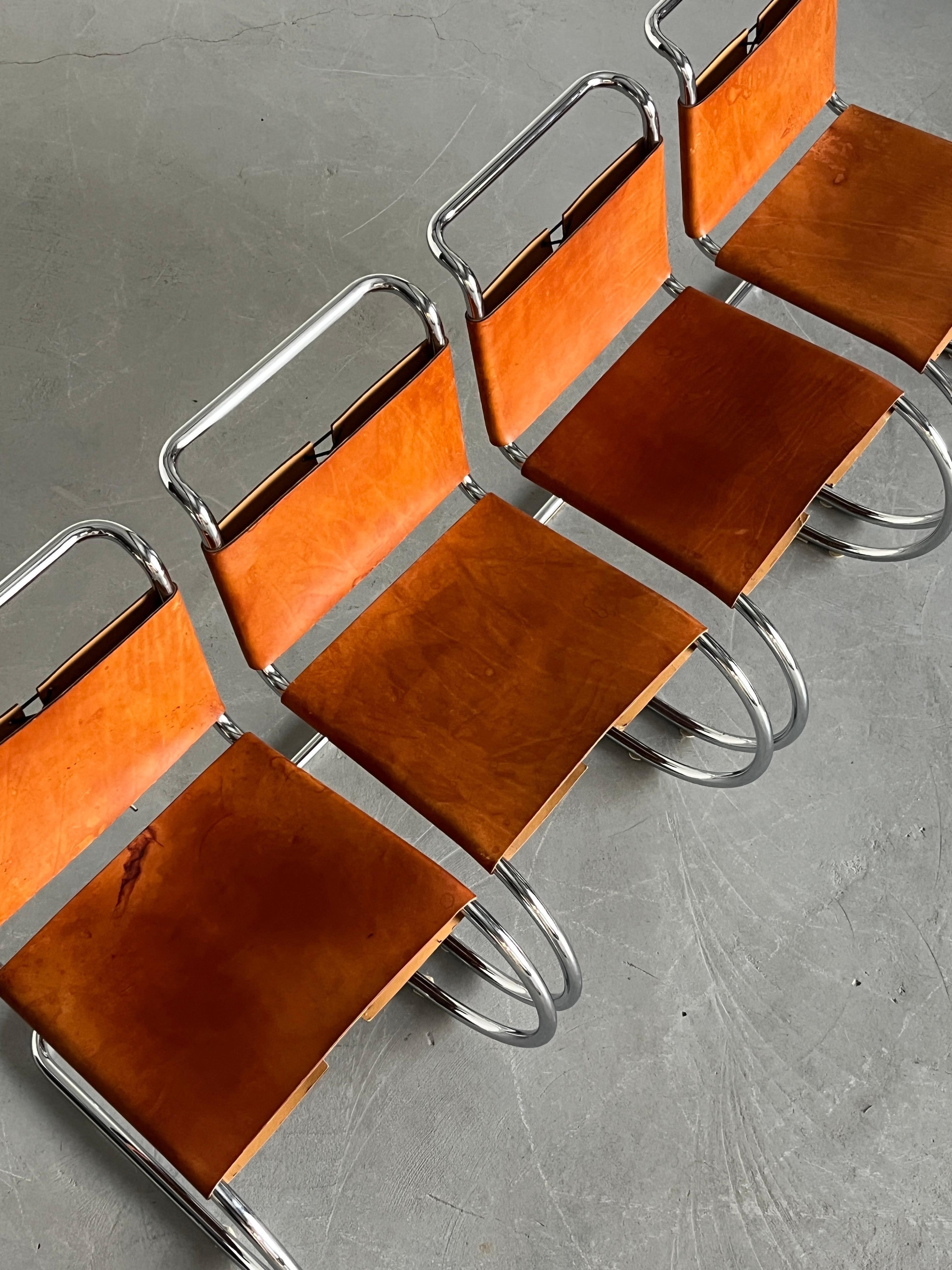 italien Ensemble de 4 chaises Mies van der Rohe 'MR10' d'origine en cuir cognac en vente