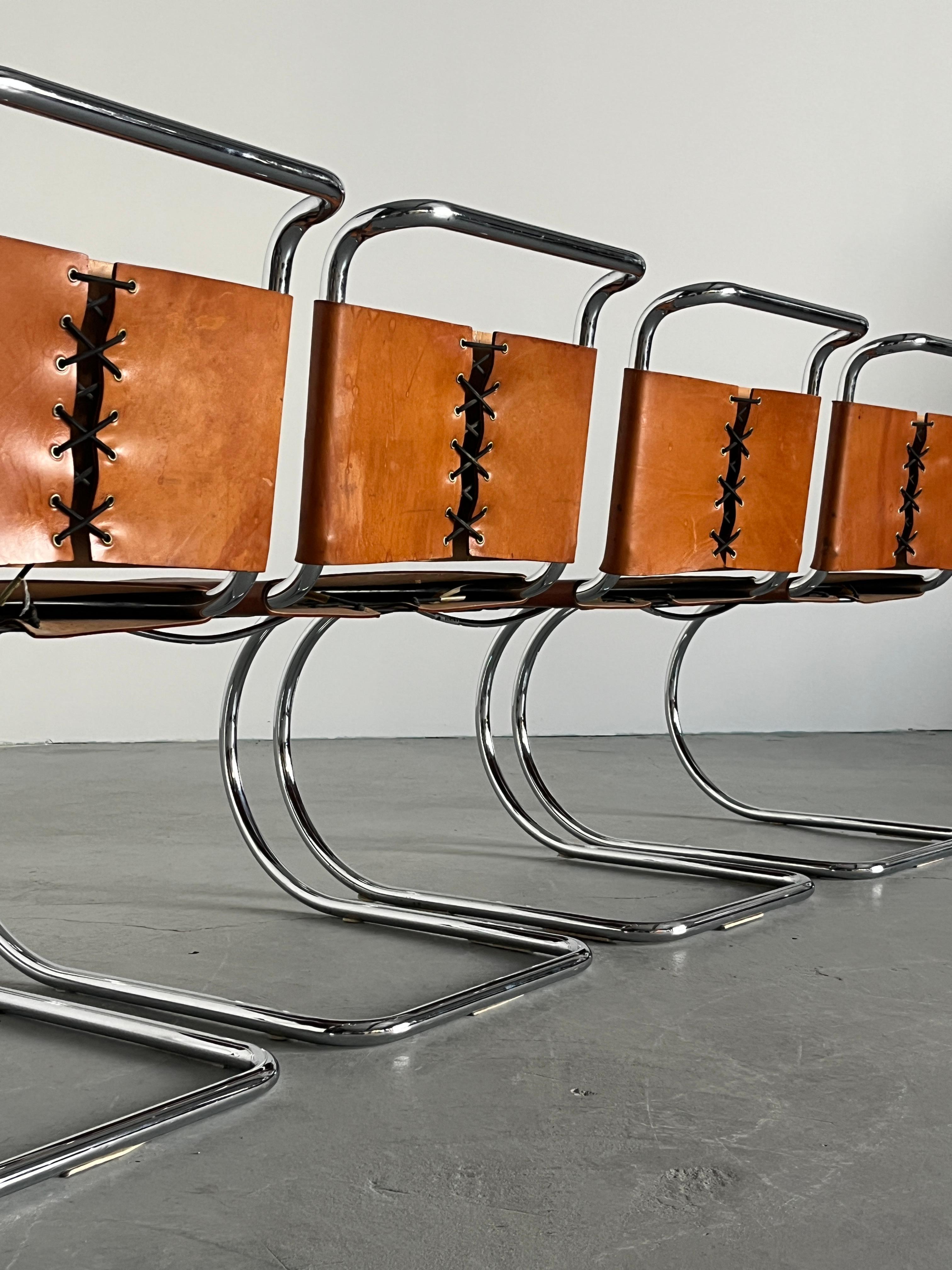 Ensemble de 4 chaises Mies van der Rohe 'MR10' d'origine en cuir cognac Bon état - En vente à Zagreb, HR