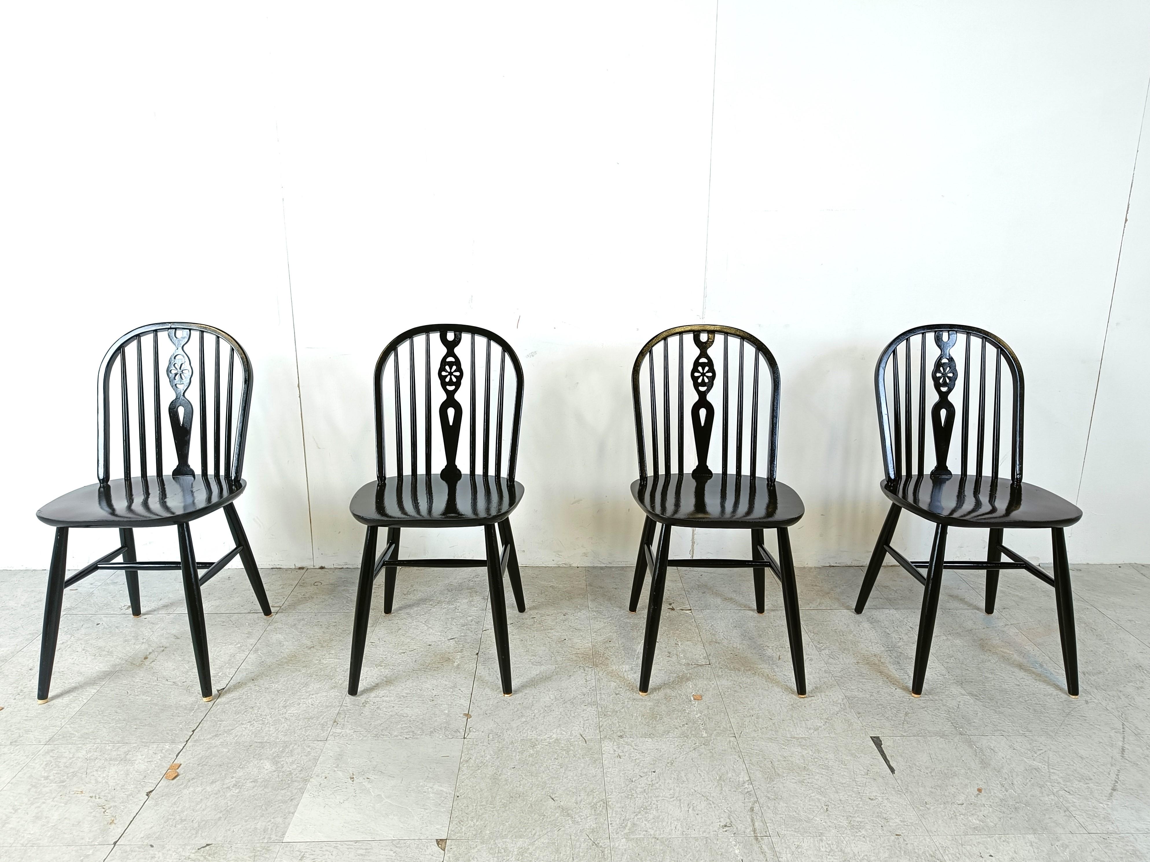 Set of 4 spindle back ercol dining chairs.

The chairs are beautifully crafted with an eye for details and are made of ebonized wooden frames.

Timeless pieces that gives an antique/vintage touch to your interior which mixes well with modern day