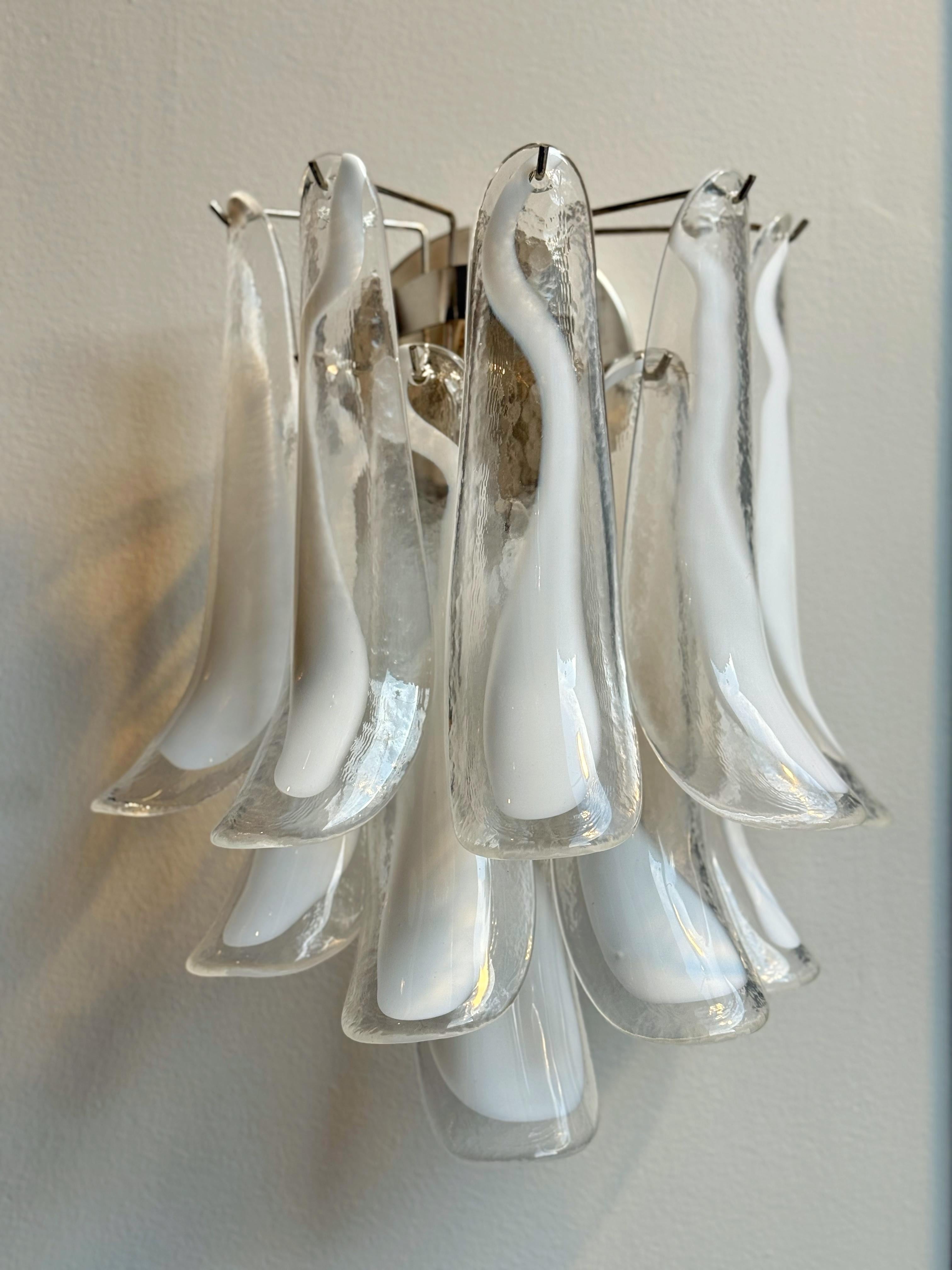 Set di 4 lampade da parete Bold Eclectic Murano composto da dieci prismi di vetro bianco e trasparente con struttura della lampada e attacco in cromo. Vetro del distretto italiano di Murano. Stile tradizionale italiano di metà secolo, prodotto in