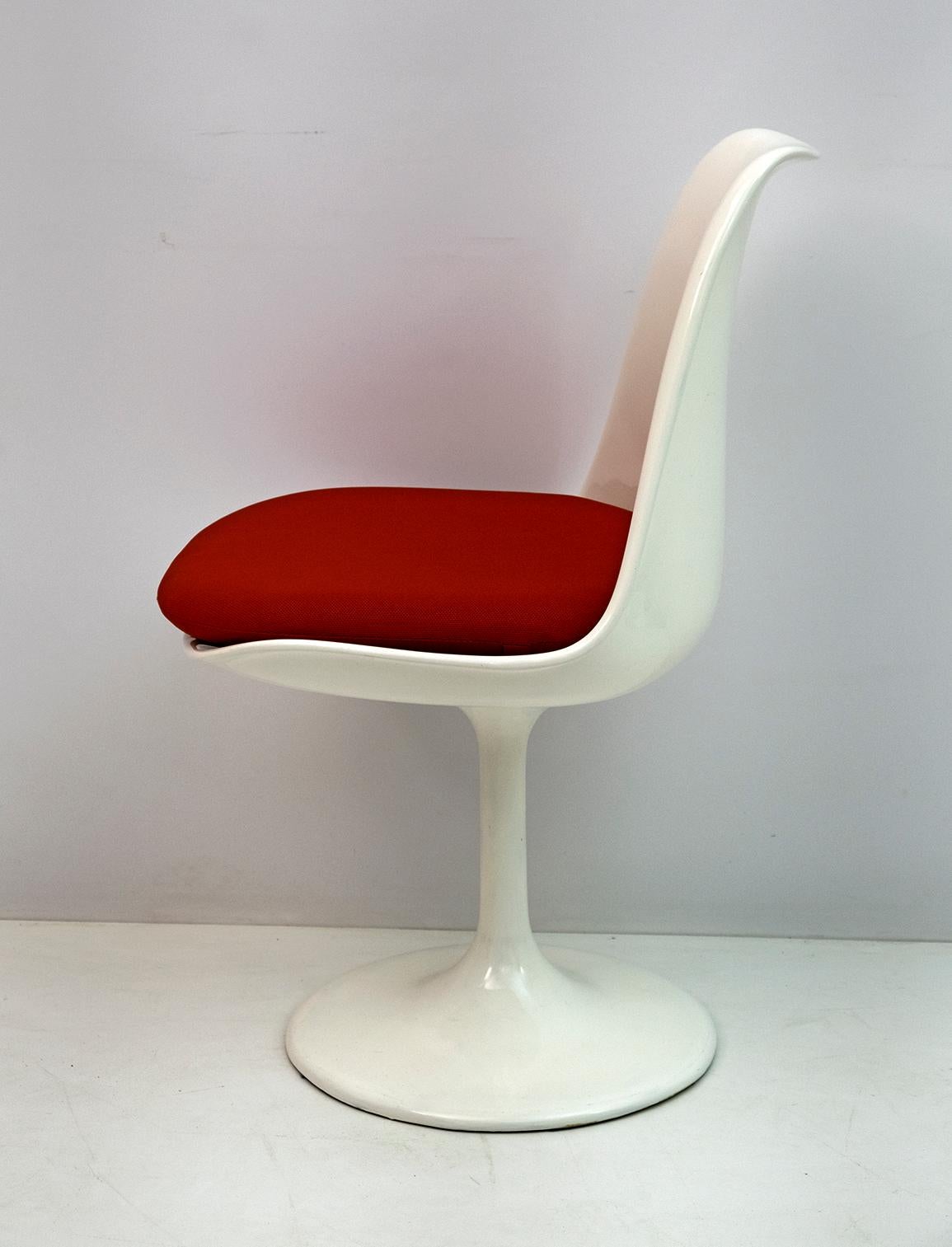 Set of 4 Eero Saarinen & Knoll Swivel Tulip Chairs and Round Table 3