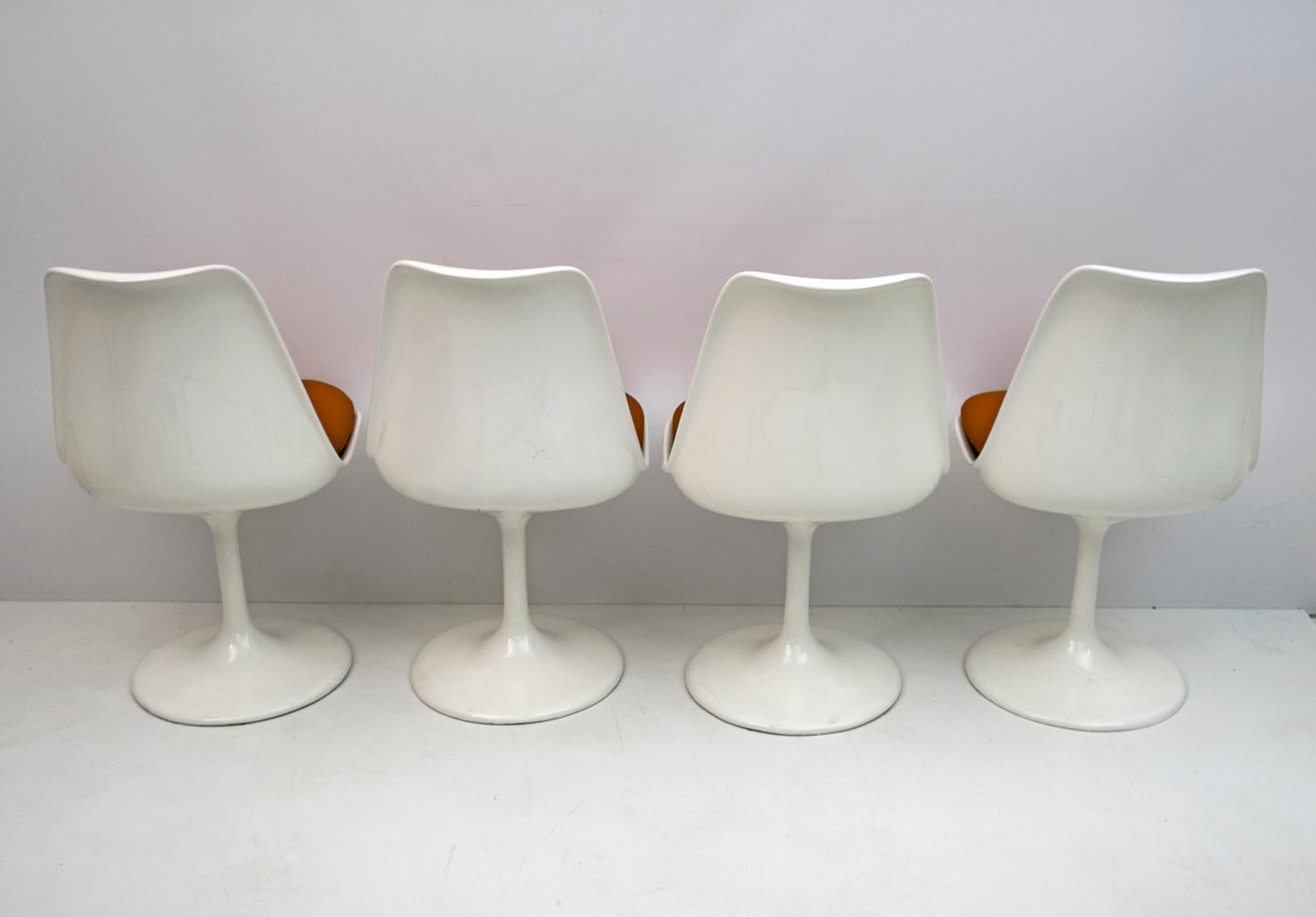 Set of 4 Eero Saarinen & Knoll Swivel Tulip Chairs and Round Table 4