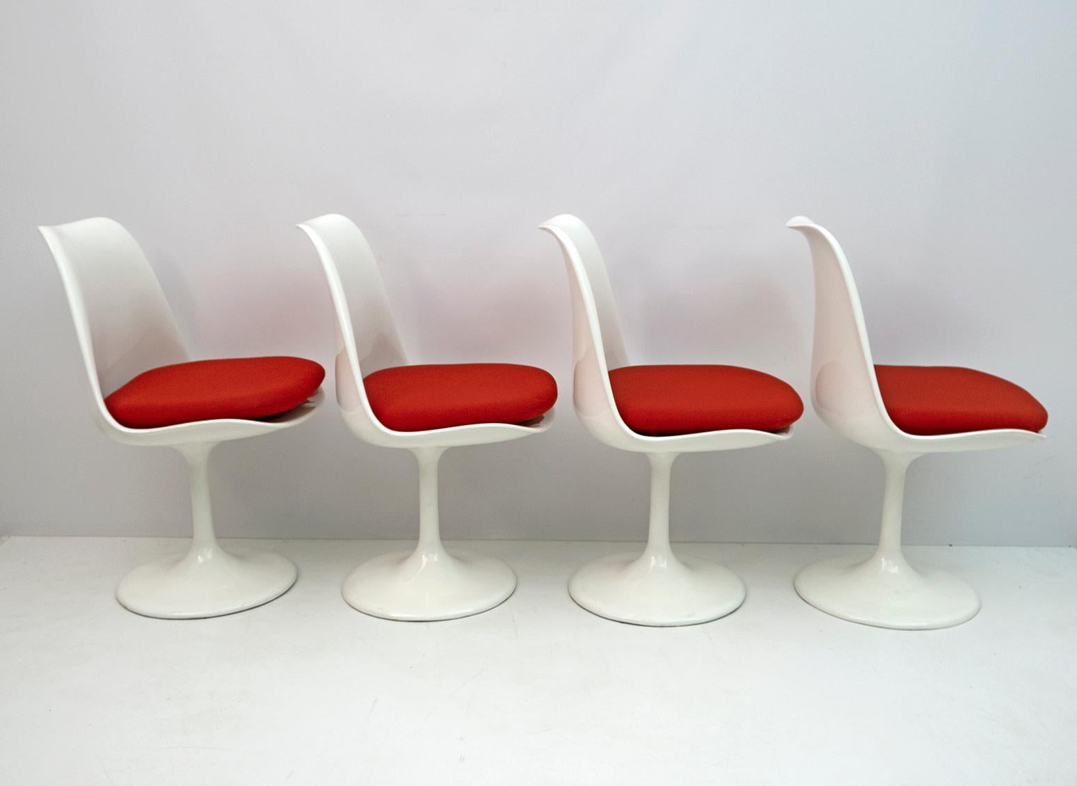 Set of 4 Eero Saarinen & Knoll Swivel Tulip Chairs and Round Table 5
