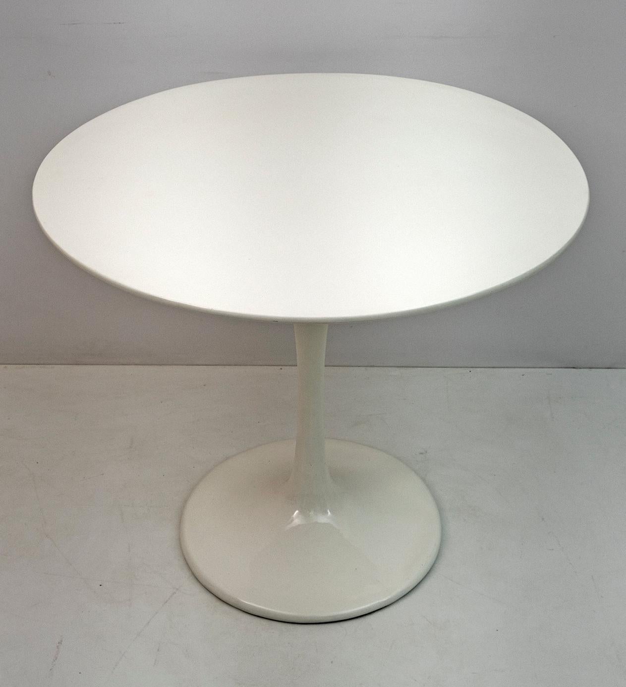 Set of 4 Eero Saarinen & Knoll Swivel Tulip Chairs and Round Table 9