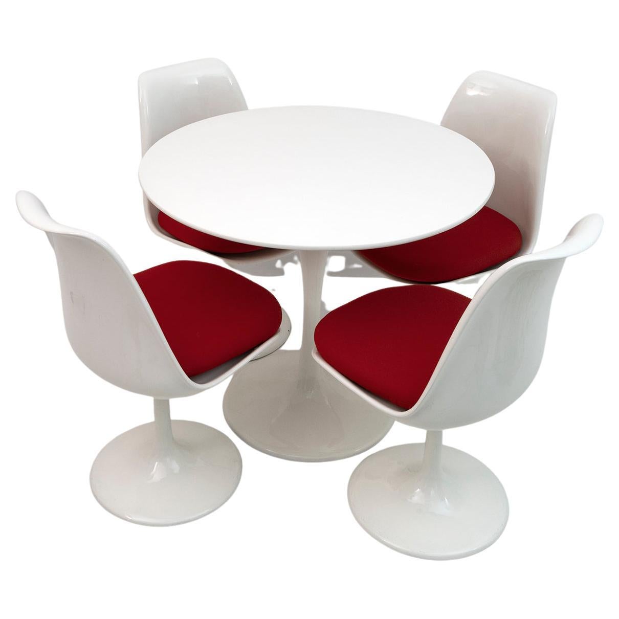 Set of table and four chairs by Eero Saarinen model Tulip from the late 1950s. The set is in excellent condition and the fabric is original.
The table measures 90 cm in diameter x H 79.