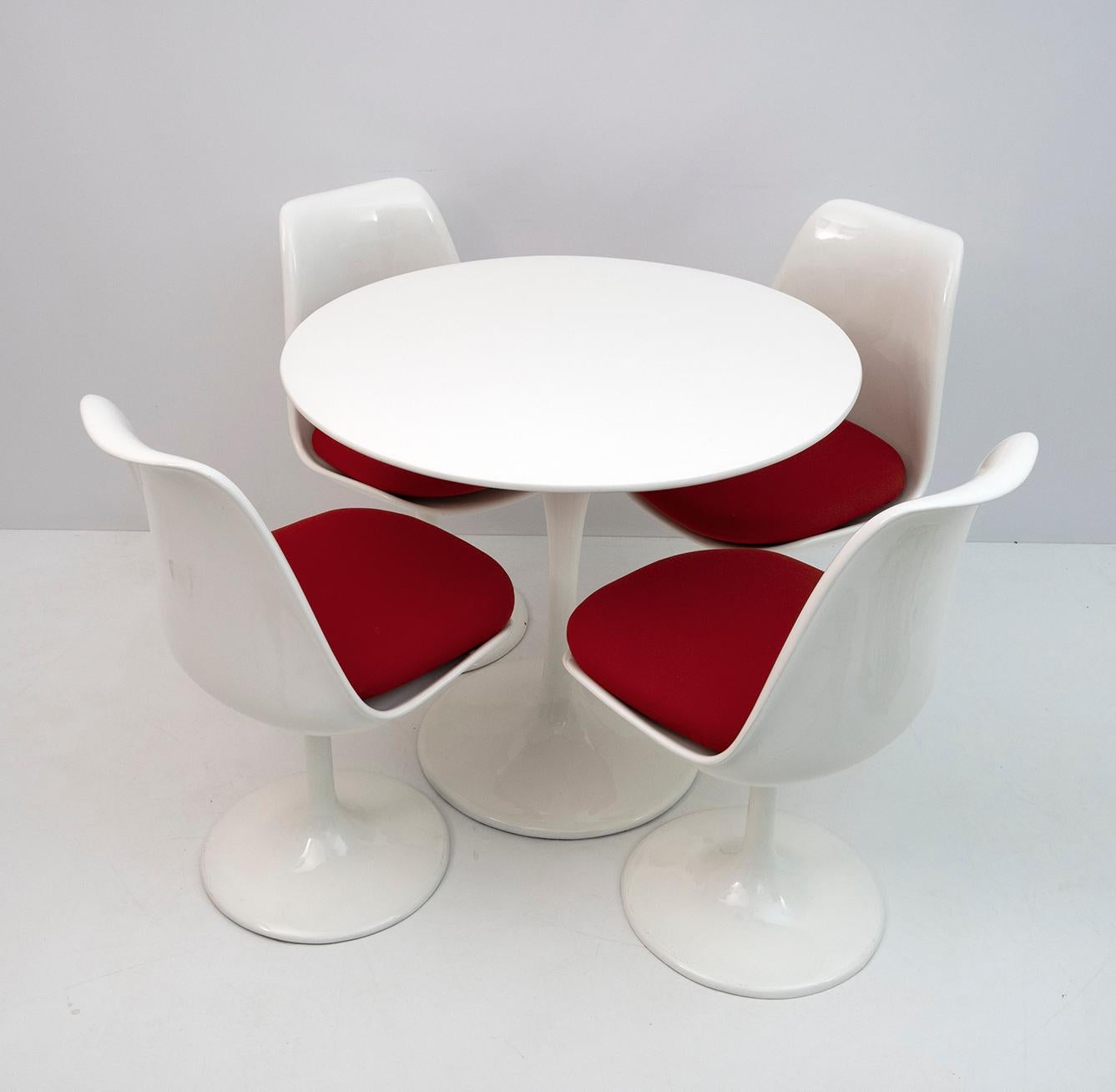 Mid-Century Modern Set of 4 Eero Saarinen & Knoll Swivel Tulip Chairs and Round Table