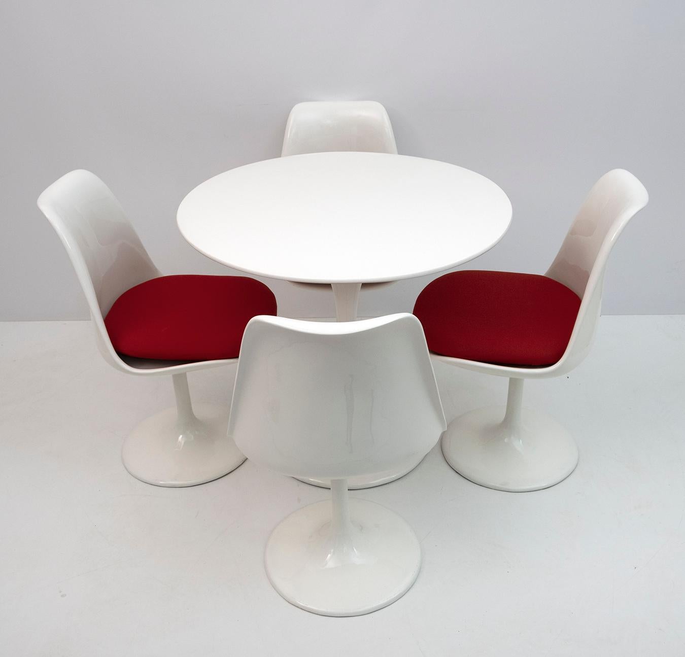 Finnish Set of 4 Eero Saarinen & Knoll Swivel Tulip Chairs and Round Table