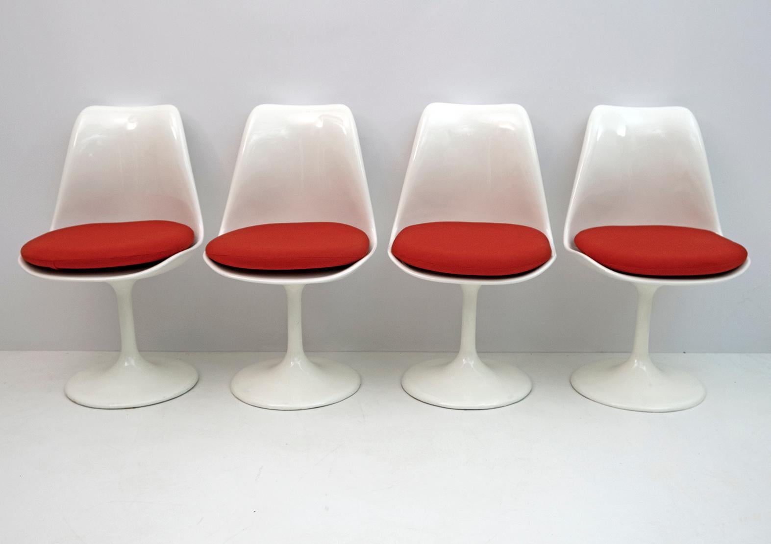 Set of 4 Eero Saarinen & Knoll Swivel Tulip Chairs and Round Table In Good Condition In Puglia, Puglia