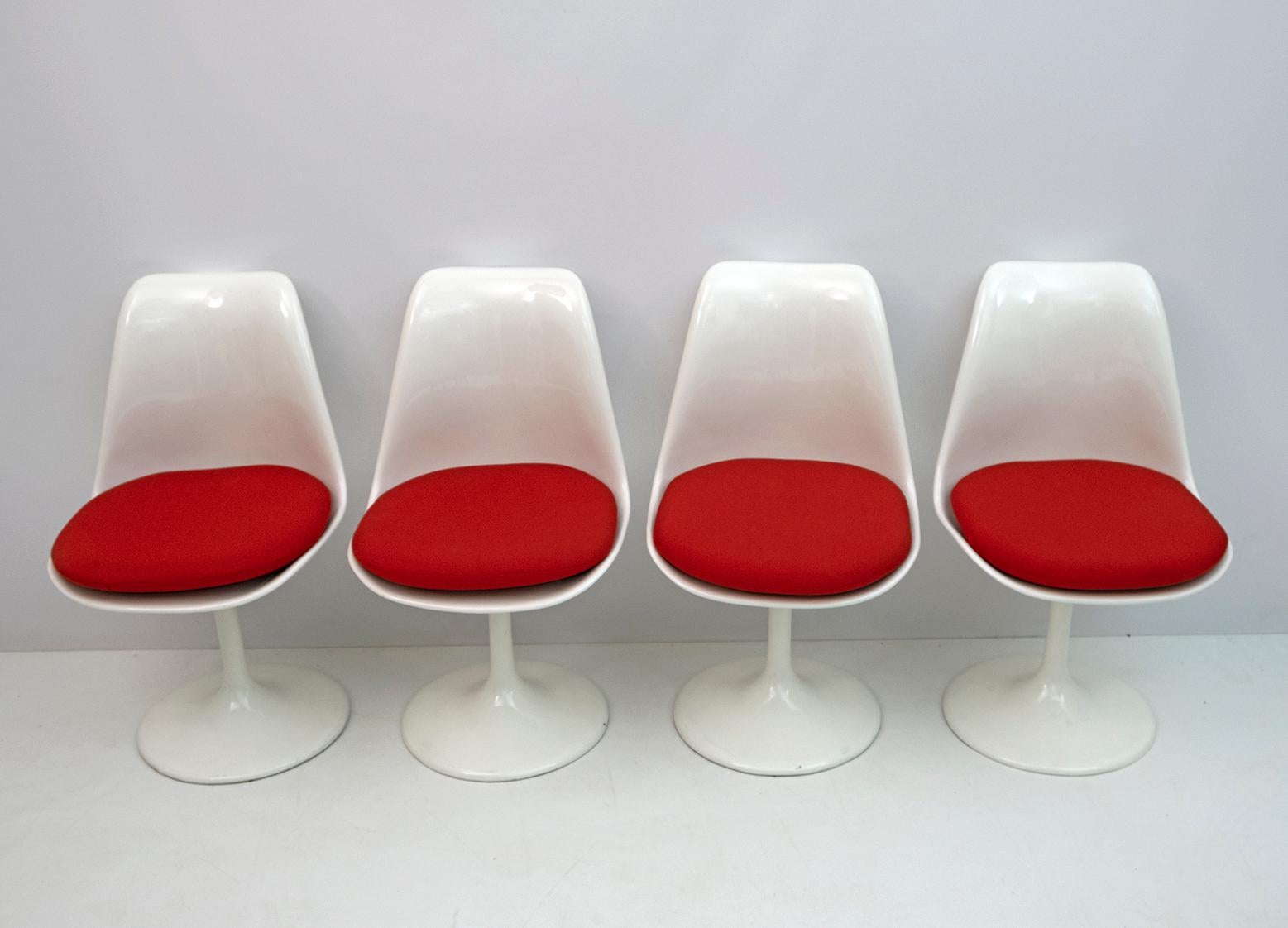 Fiberglass Set of 4 Eero Saarinen & Knoll Swivel Tulip Chairs and Round Table