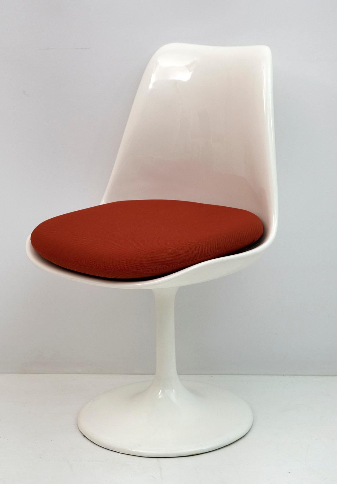 Set of 4 Eero Saarinen & Knoll Swivel Tulip Chairs and Round Table 1