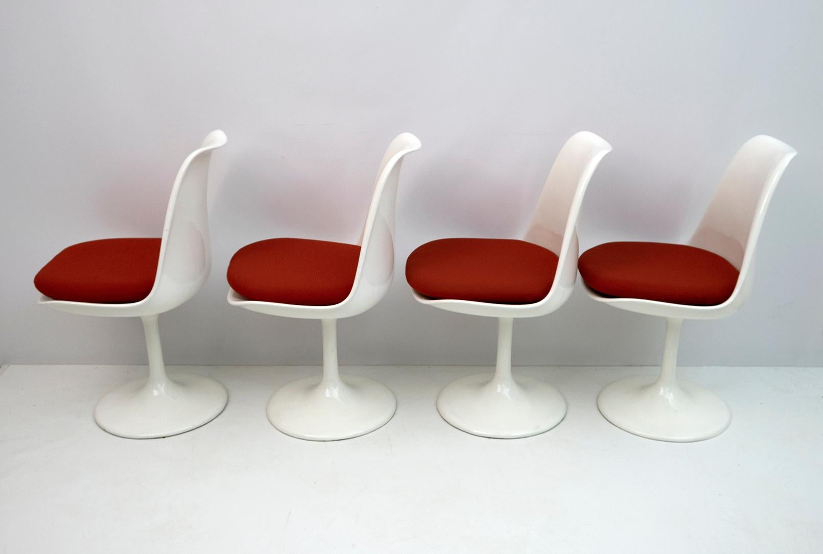 Set of 4 Eero Saarinen & Knoll Swivel Tulip Chairs and Round Table 2