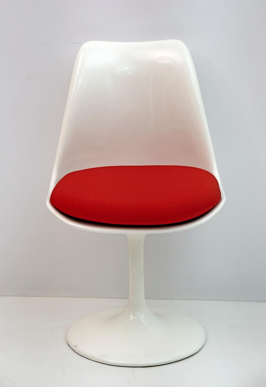 Mid-Century Modern Set of 4 Eero Saarinen & Knoll Swivel Tulip Chairs