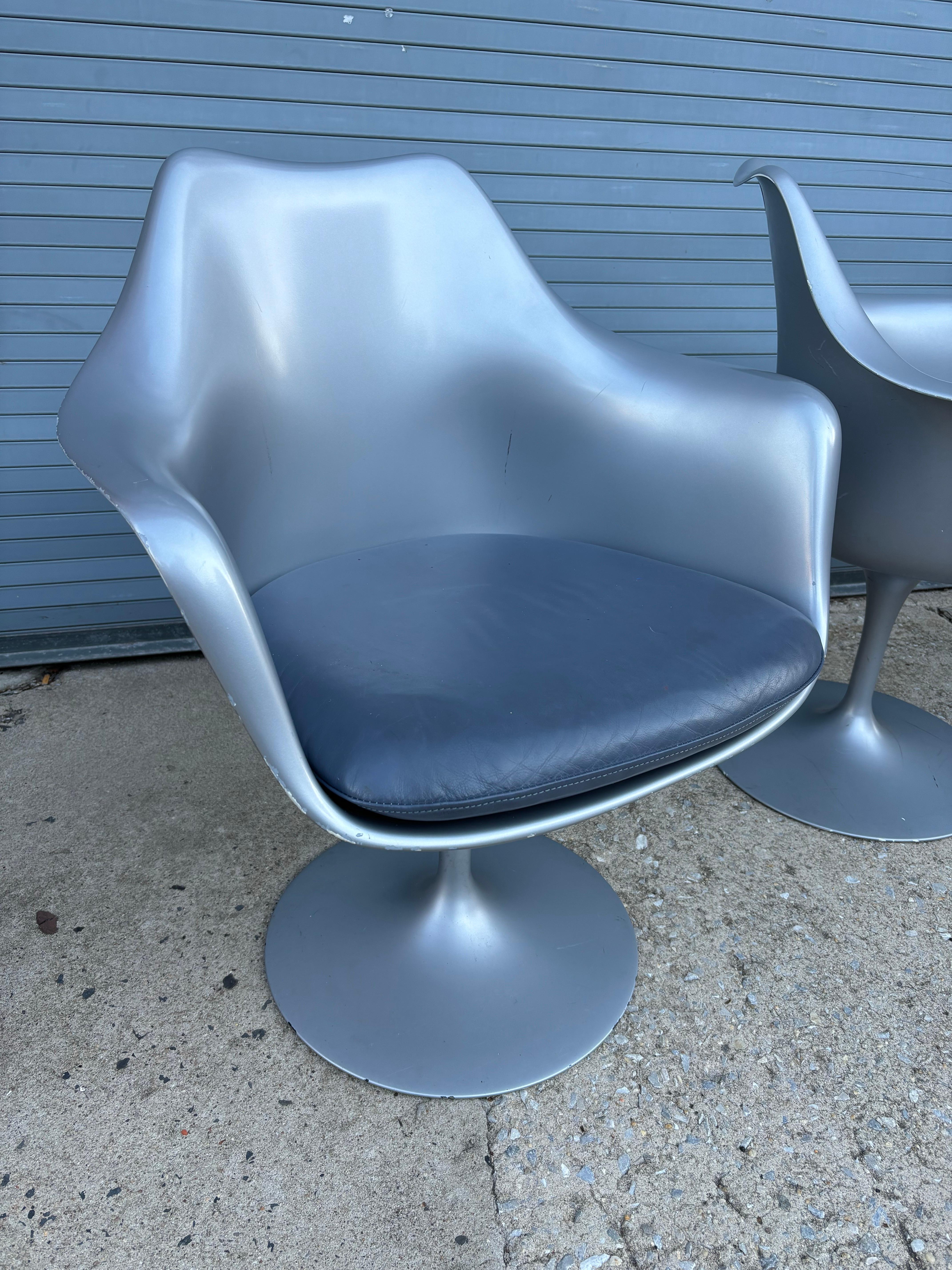 Set di 4 poltrone Silver Tulip disegnate da Eero Saarinen per Knoll.  Le sedie hanno circa 20 anni.  Un'edizione speciale di una sedia dal design classico!  Cuscini di seduta in pelle blu.  Le finiture delle sedie presentano segni di usura, come si