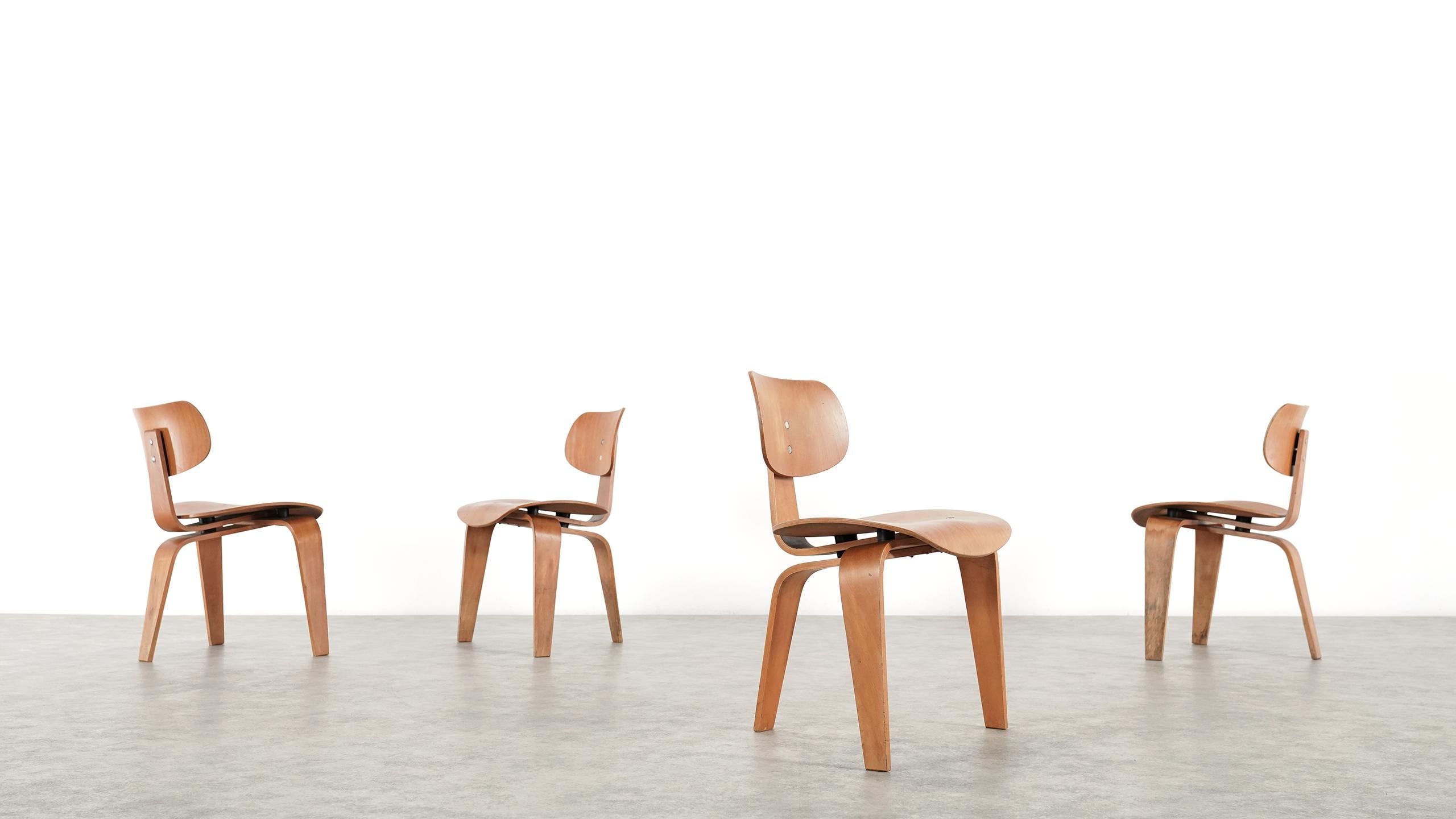 Set of 4 early examples of the SE42 Chair by Egon Eiermann, made out of plywood in beech. 

The curved seat and back promise a very comfortable seating. 

These chairs come in original condition, we carefully removed the old transparent varnish